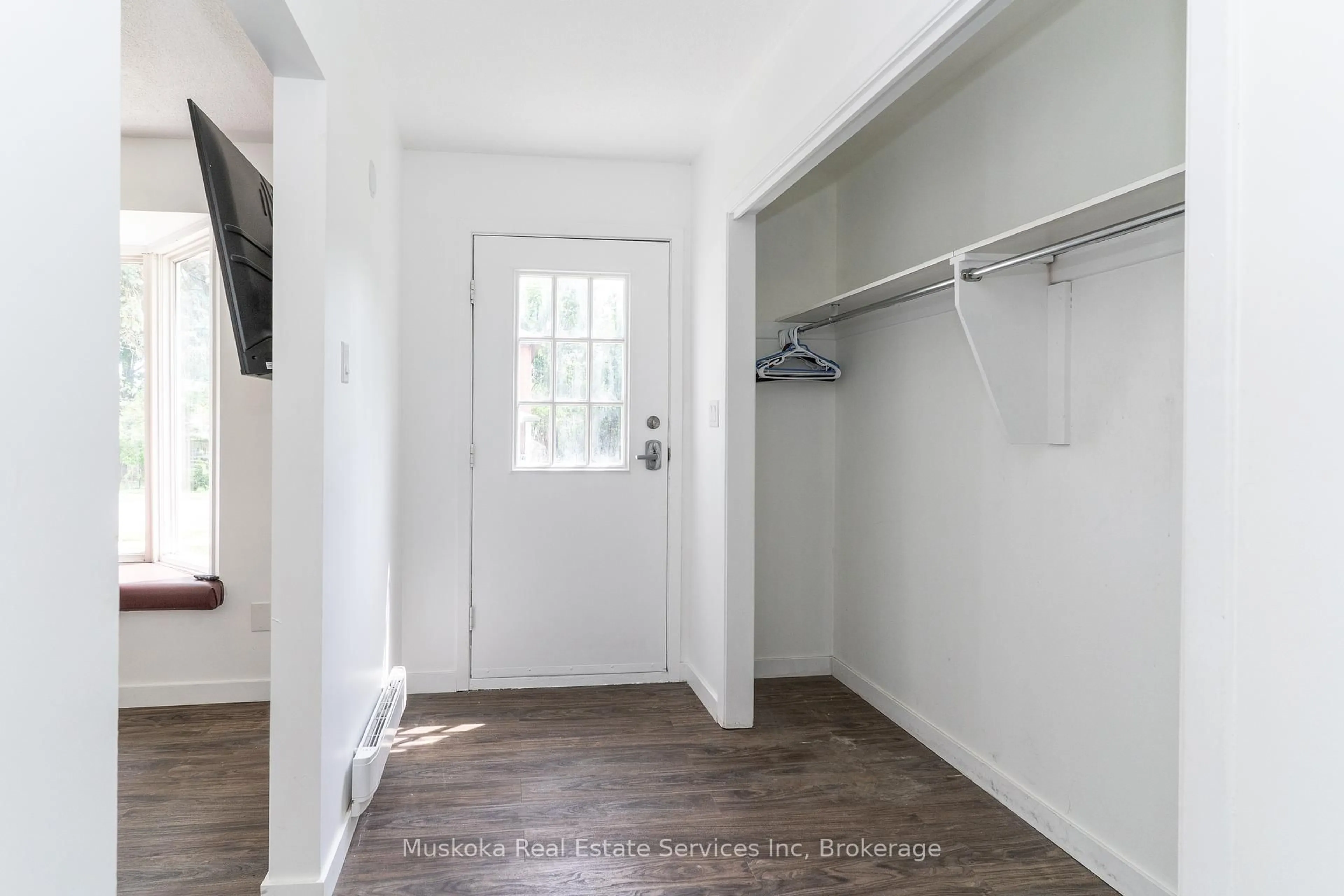 Indoor entryway for 132 Mcmurray St, Bracebridge Ontario P1L 2E2