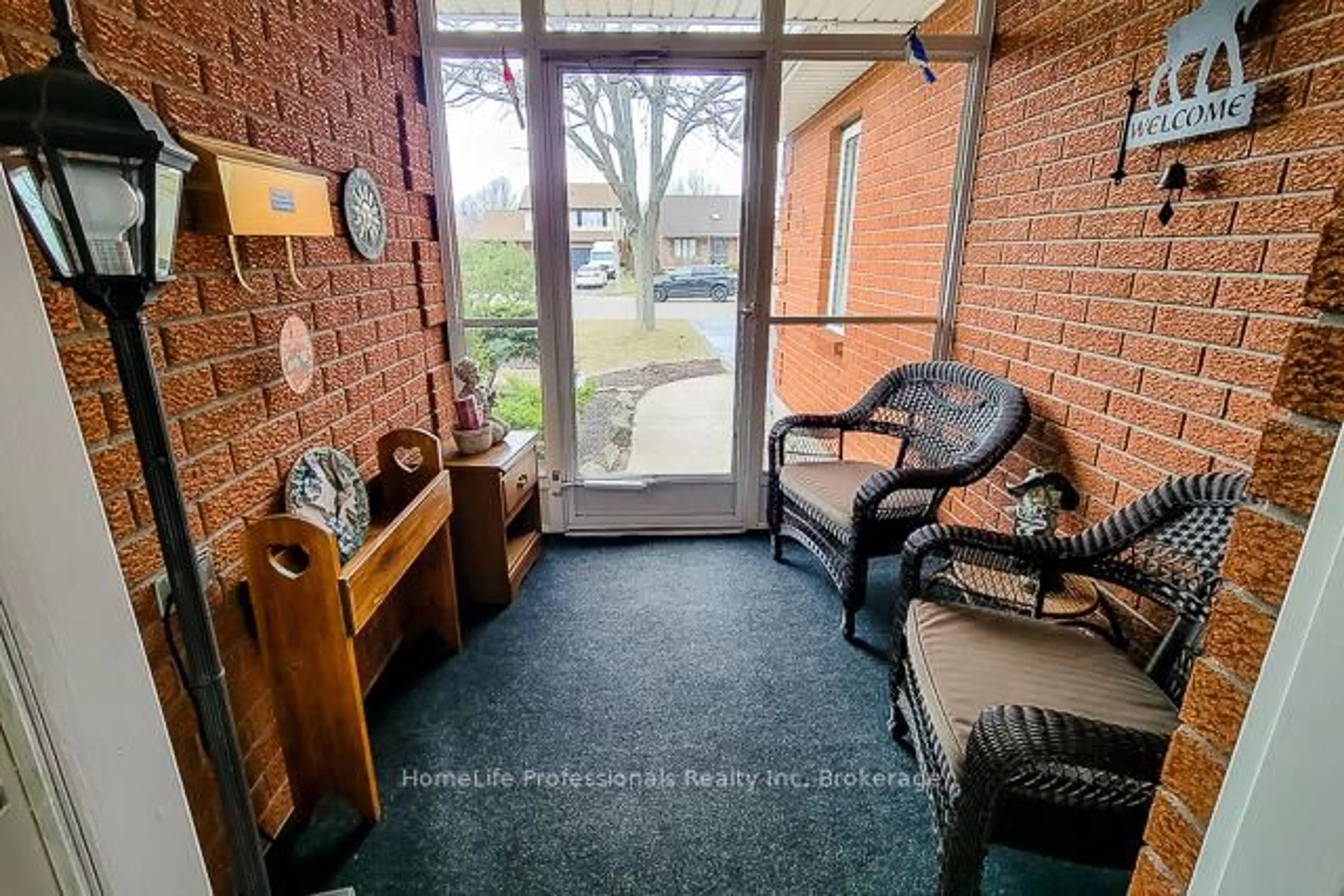 Indoor foyer for 251 Alderlea Ave, Hamilton Ontario L0R 1W0