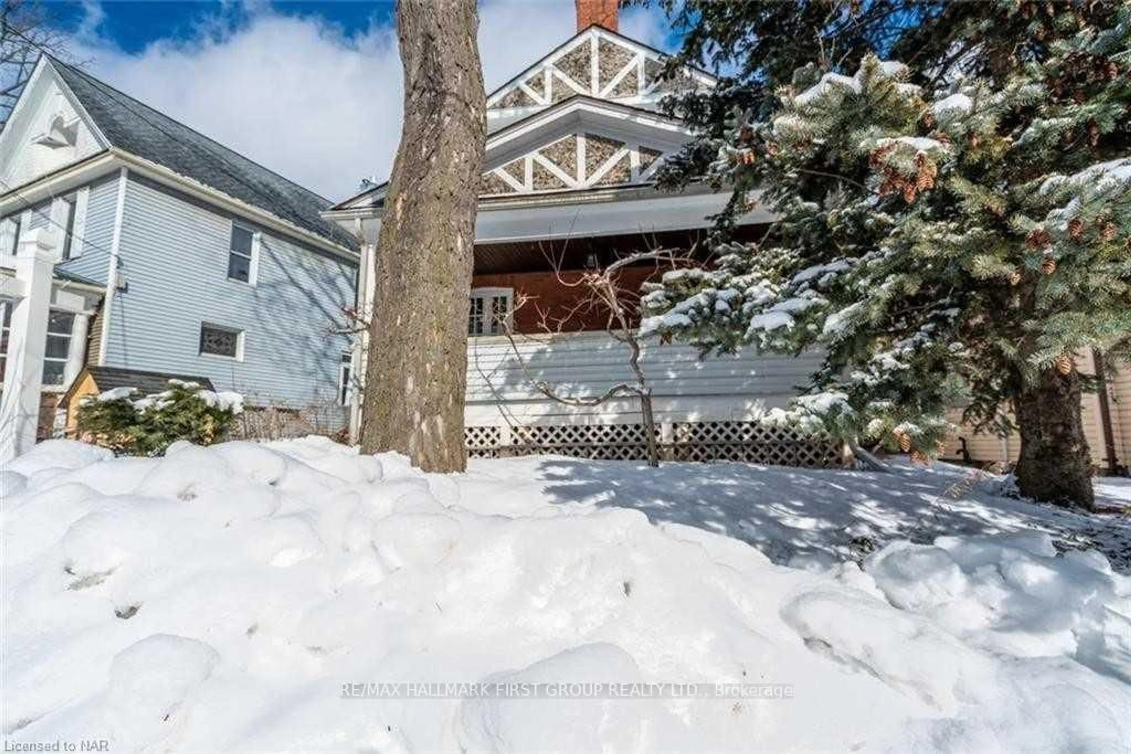 A pic from outside/outdoor area/front of a property/back of a property/a pic from drone, street for 4697 Mcdougall Cres, Niagara Falls Ontario L2E 1B6