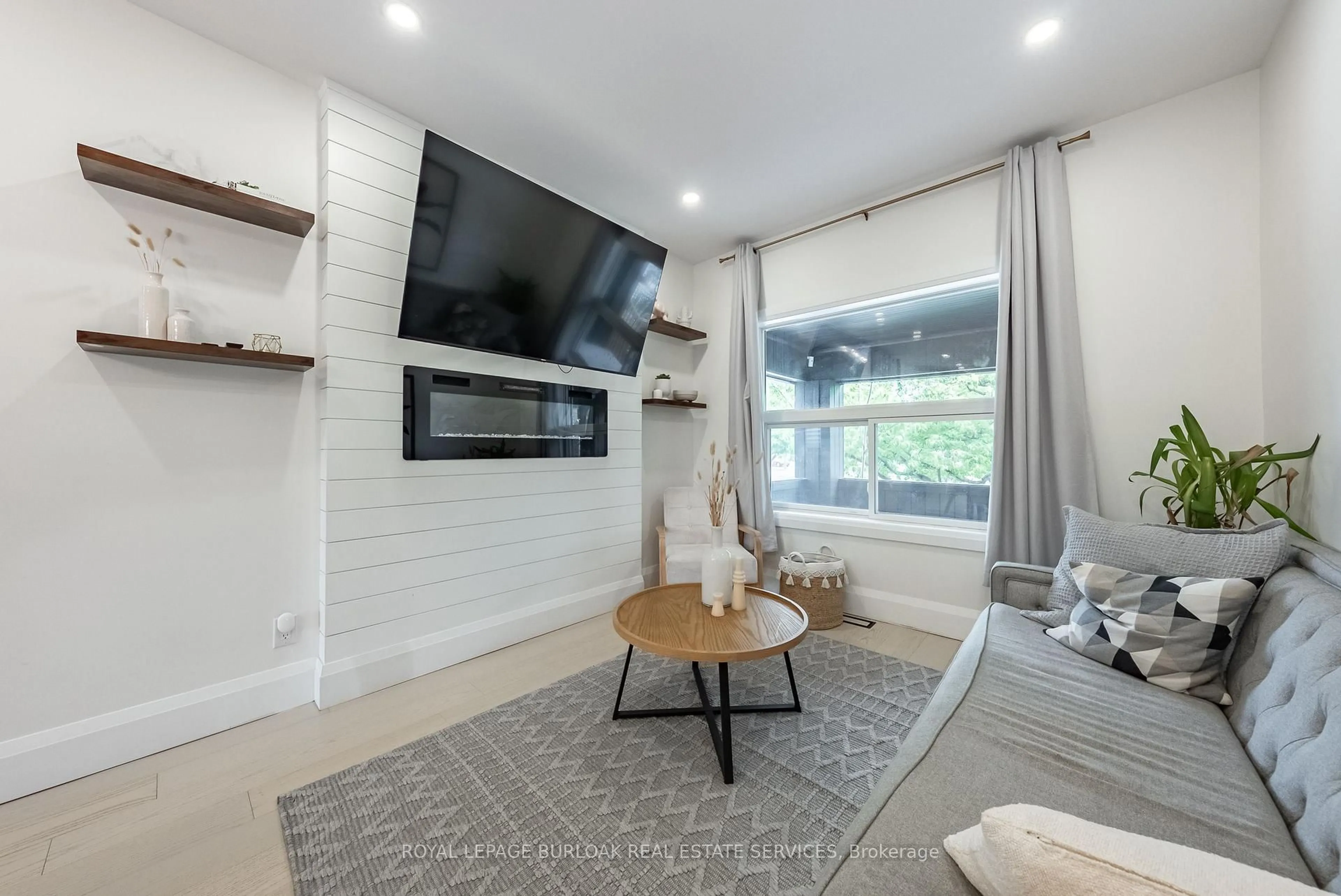 Home theater for 302 Dunsmure Rd, Hamilton Ontario L8M 1T1