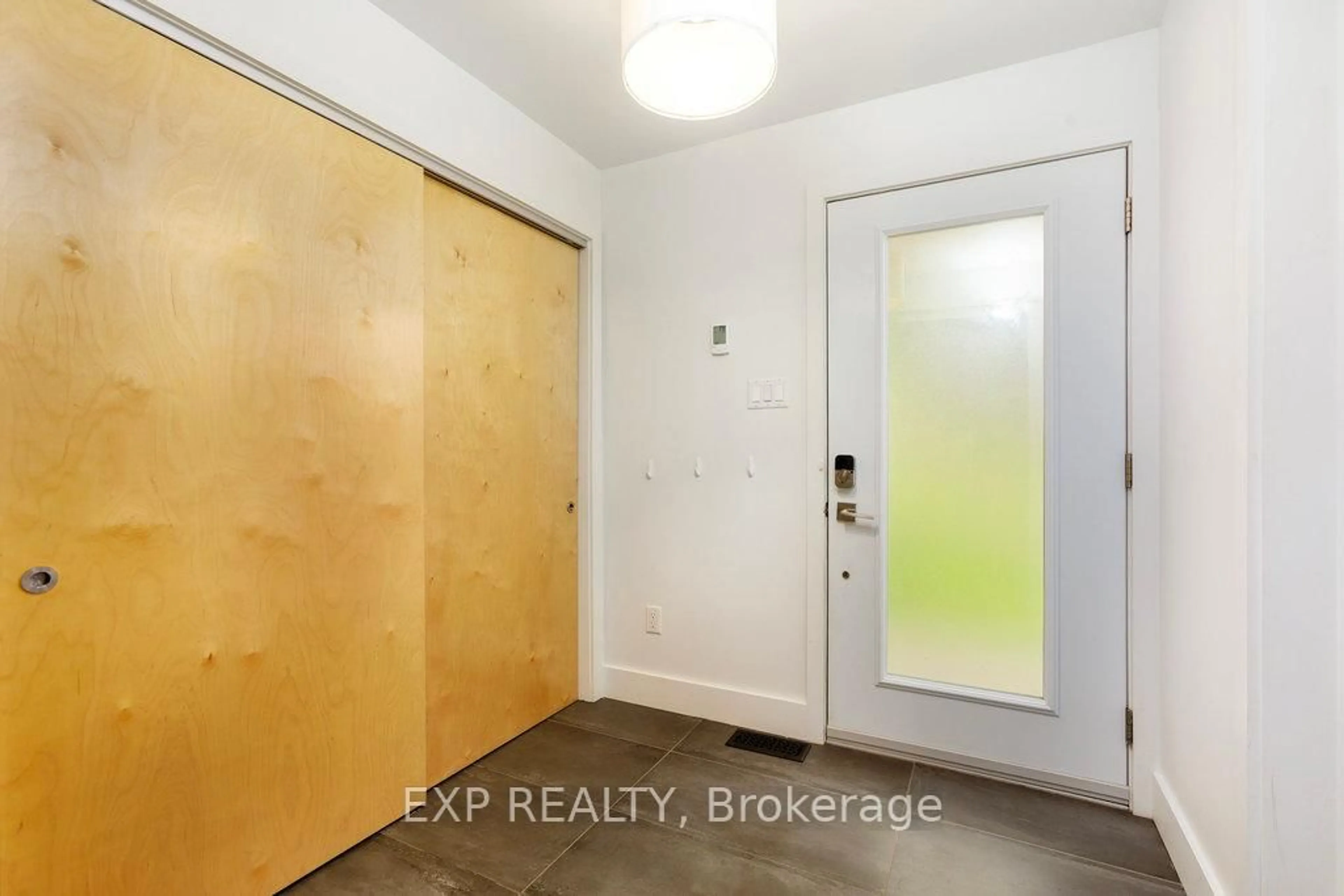 Indoor entryway for 179 MOUNTBATTEN Ave, Ottawa Ontario K1H 5V6