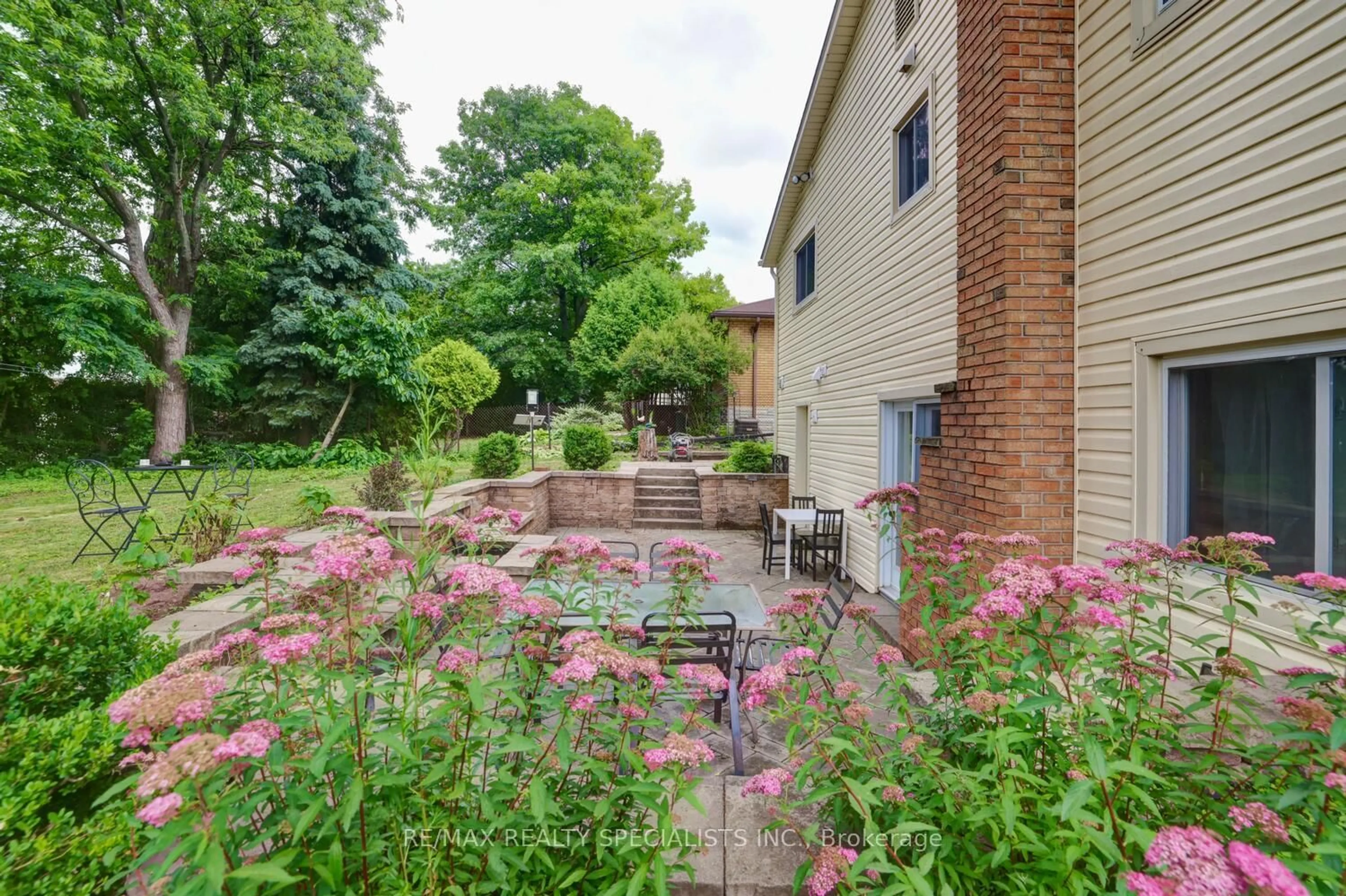 Patio, street for 19 Verona Pl, Hamilton Ontario L9C 1S8