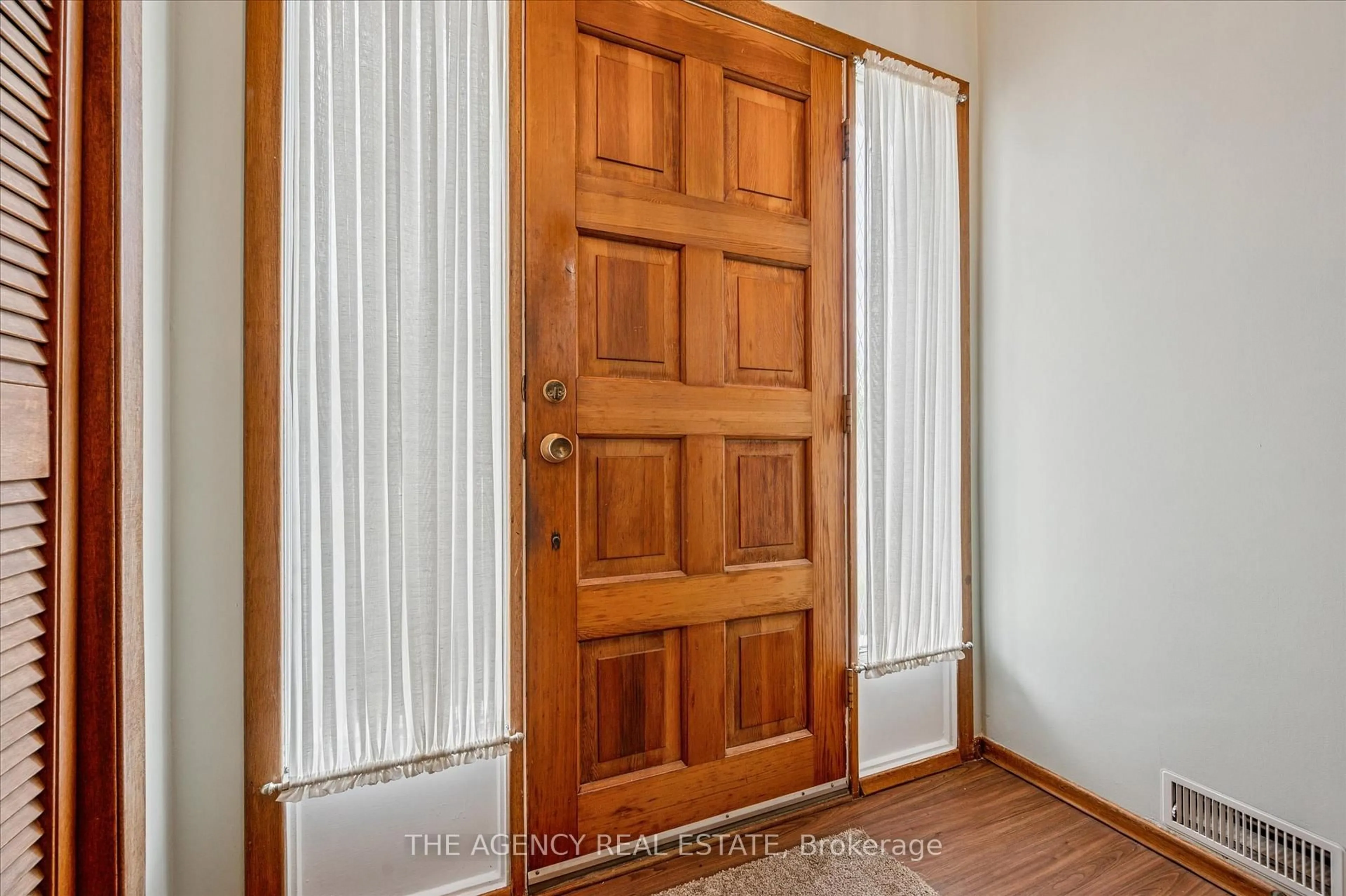 Indoor entryway for 533 Glendene Cres, Waterloo Ontario N2L 4P3