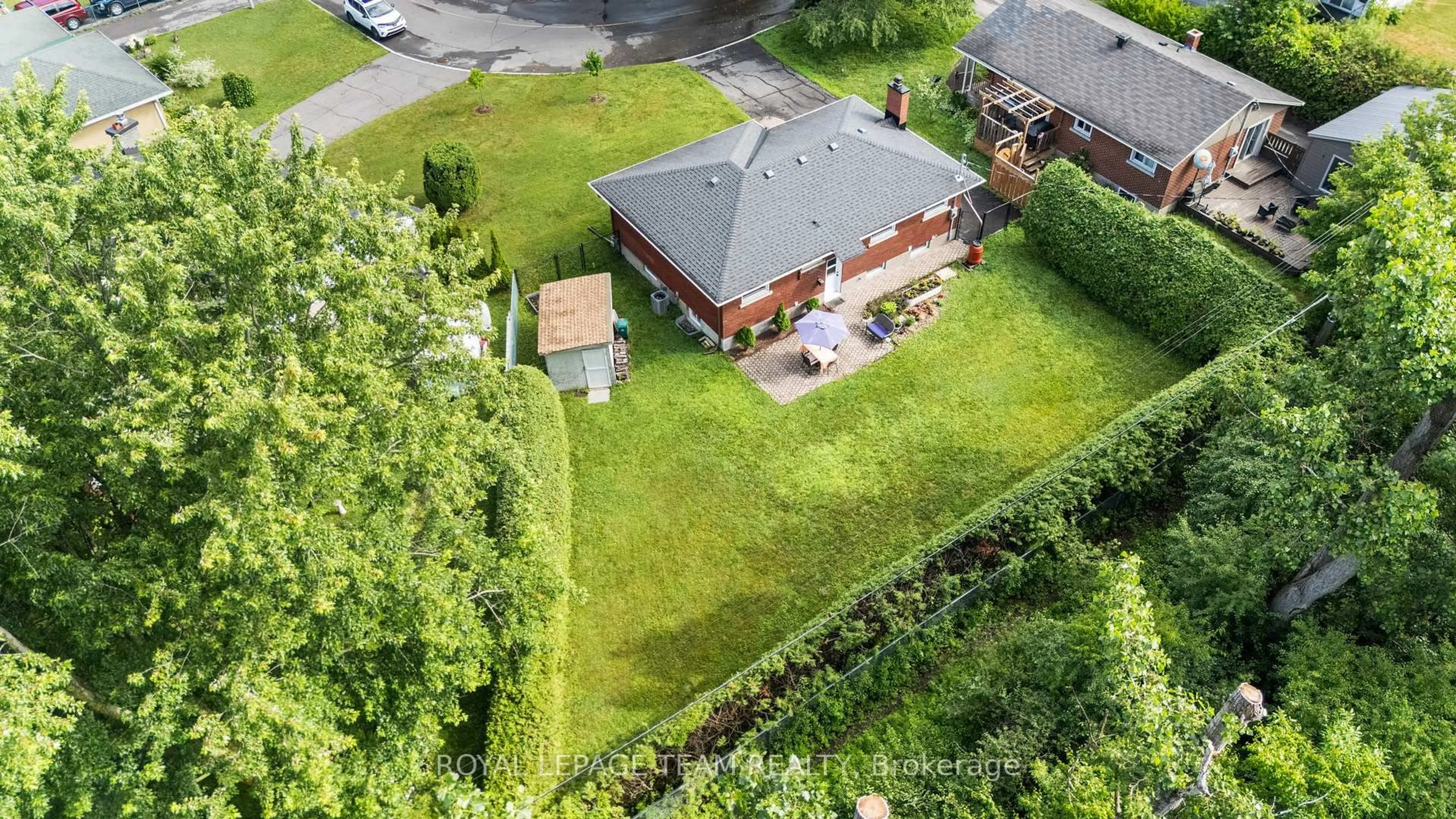 A pic from outside/outdoor area/front of a property/back of a property/a pic from drone, street for 1300 Adirondack Dr, Ottawa Ontario K2C 2V3