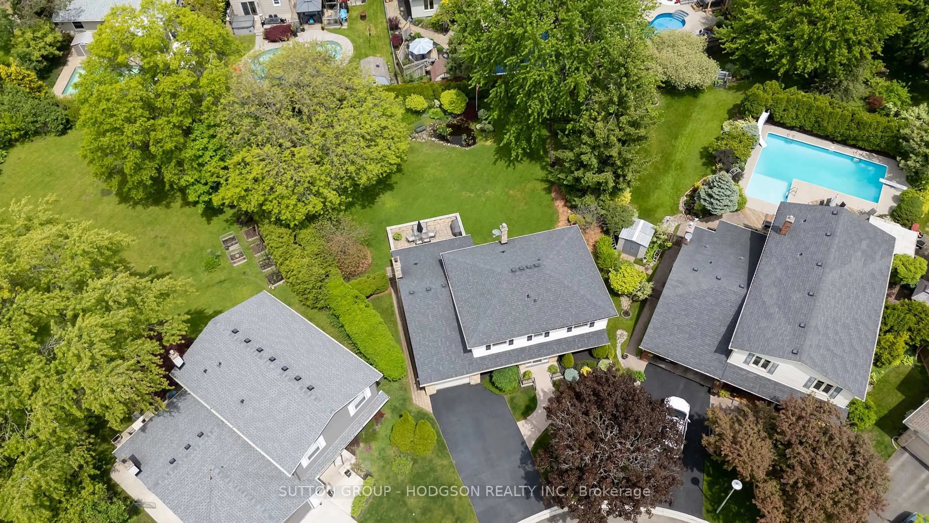 A pic from outside/outdoor area/front of a property/back of a property/a pic from drone, street for 831 Farnham Grve, London South Ontario N6K 1S7