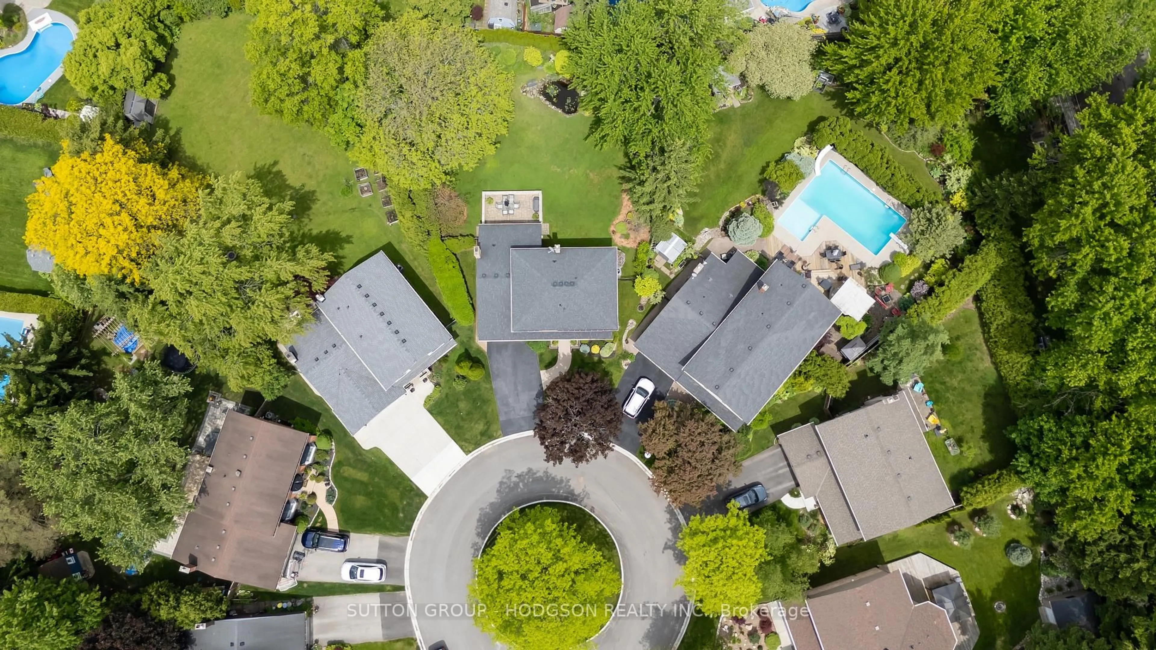 A pic from outside/outdoor area/front of a property/back of a property/a pic from drone, unknown for 831 Farnham Grve, London South Ontario N6K 1S7