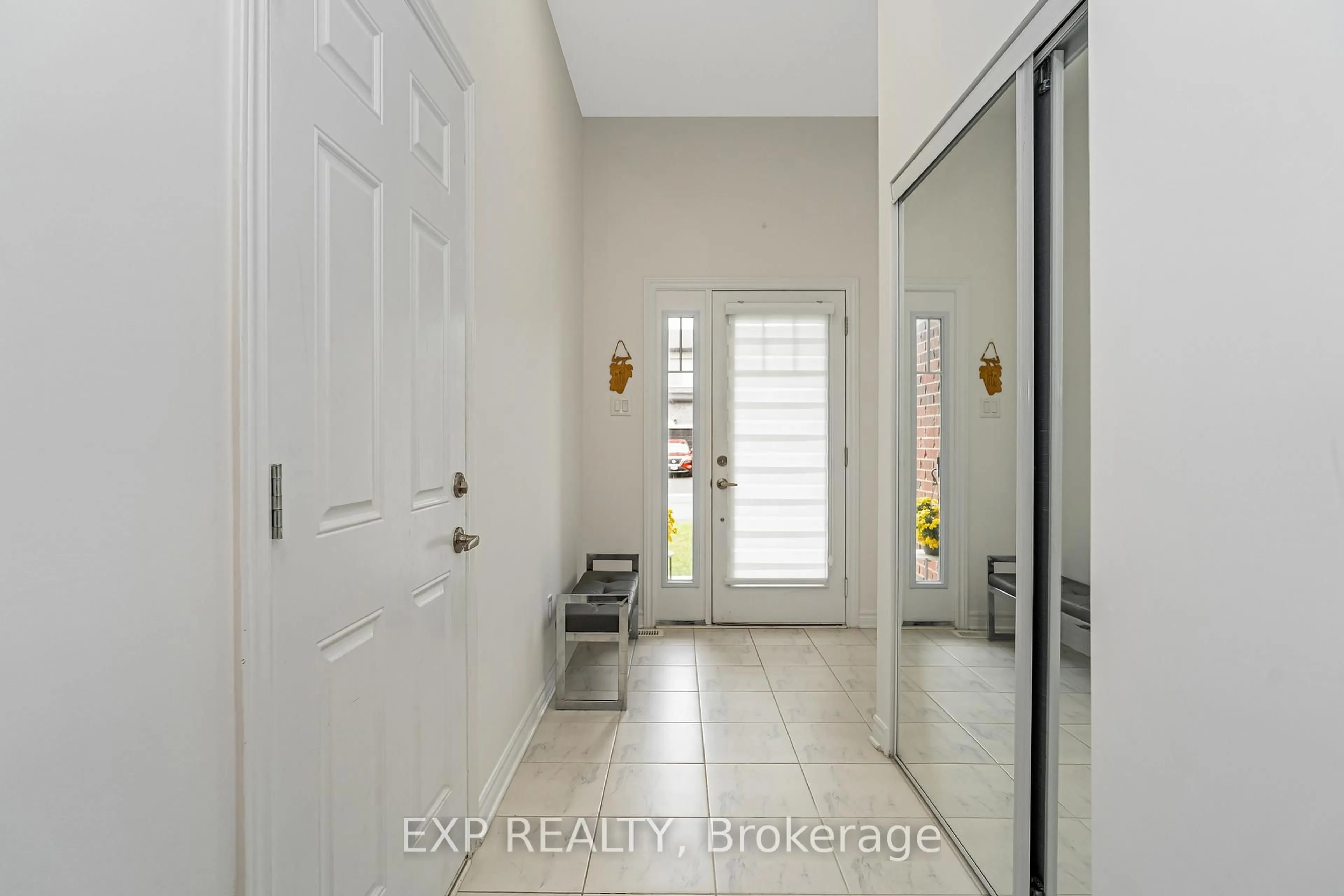 Indoor entryway for 76 Rallidale St, Ottawa Ontario K1X 0G7