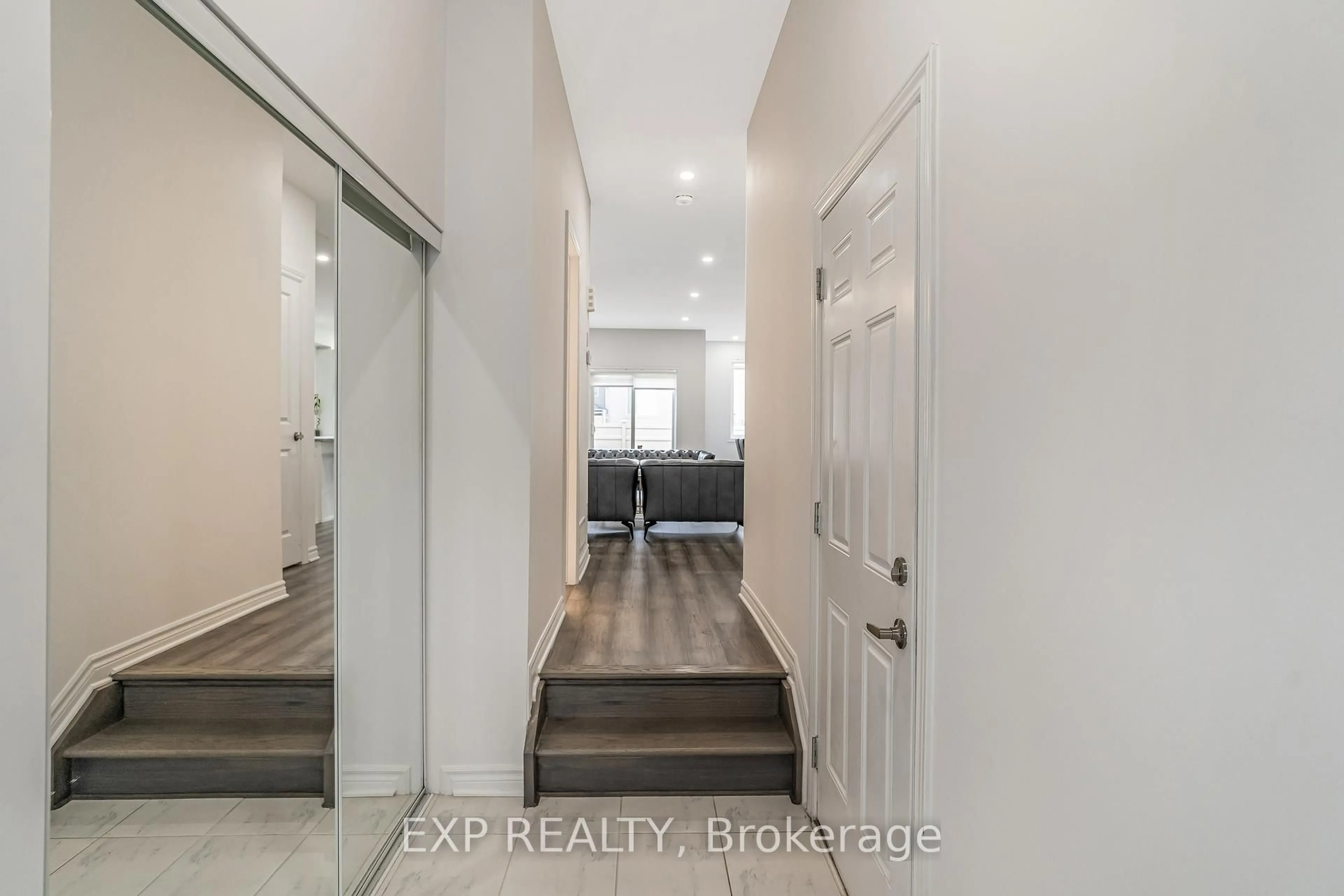 Indoor entryway for 76 Rallidale St, Ottawa Ontario K1X 0G7