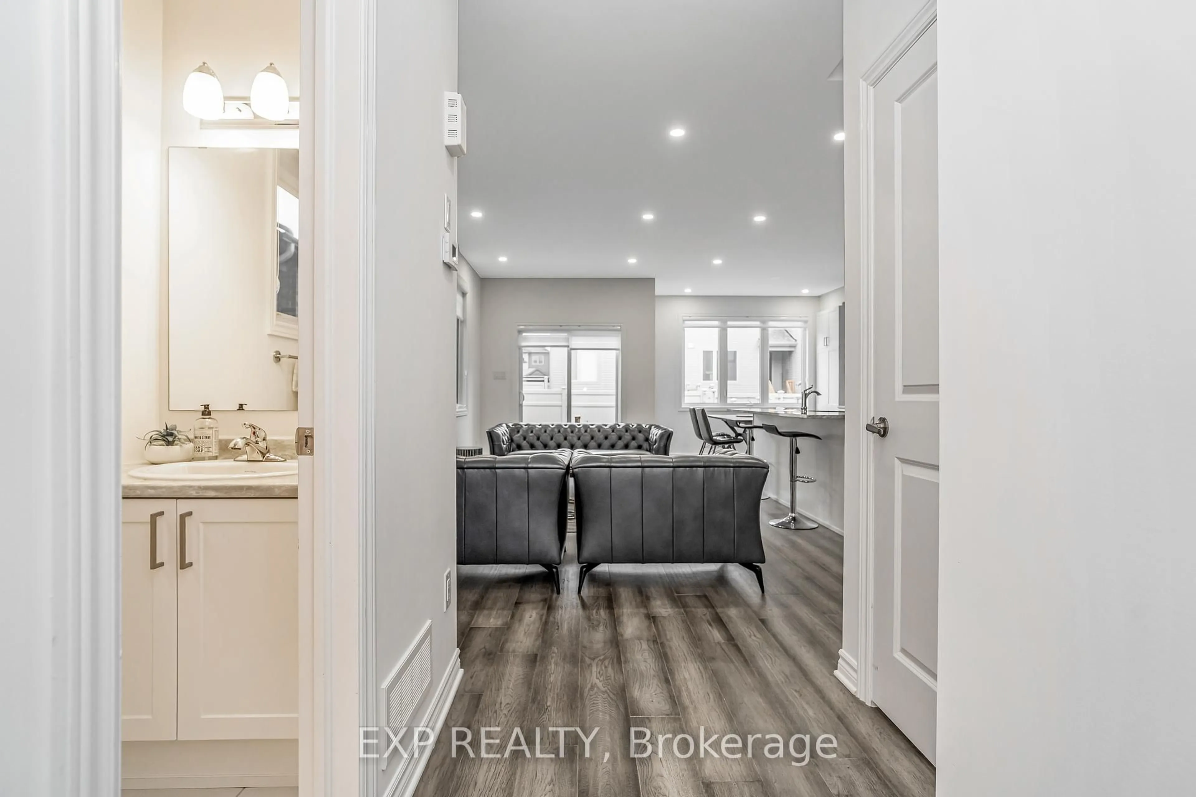 Indoor entryway for 76 Rallidale St, Ottawa Ontario K1X 0G7