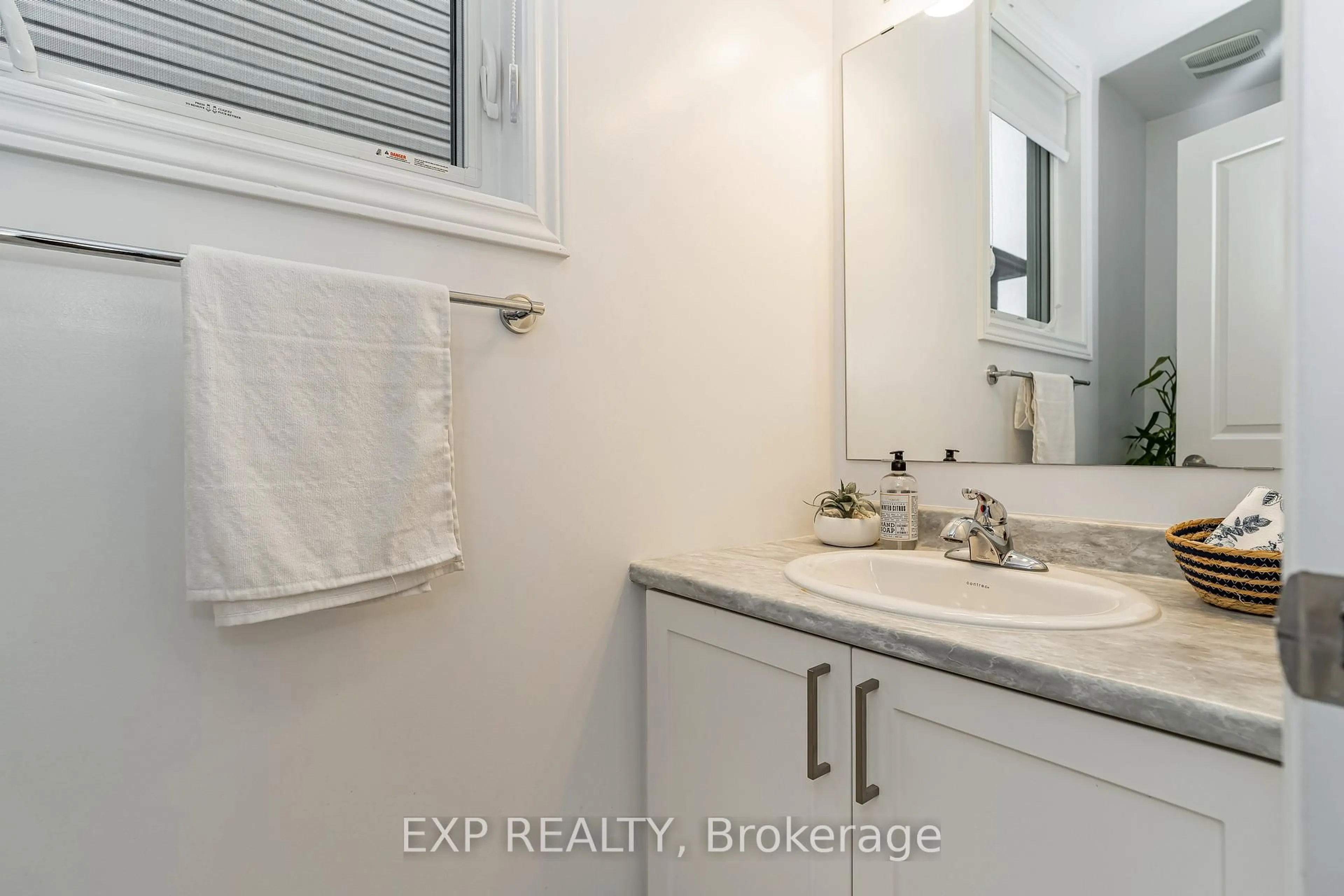 Standard bathroom, ceramic/tile floor for 76 Rallidale St, Ottawa Ontario K1X 0G7