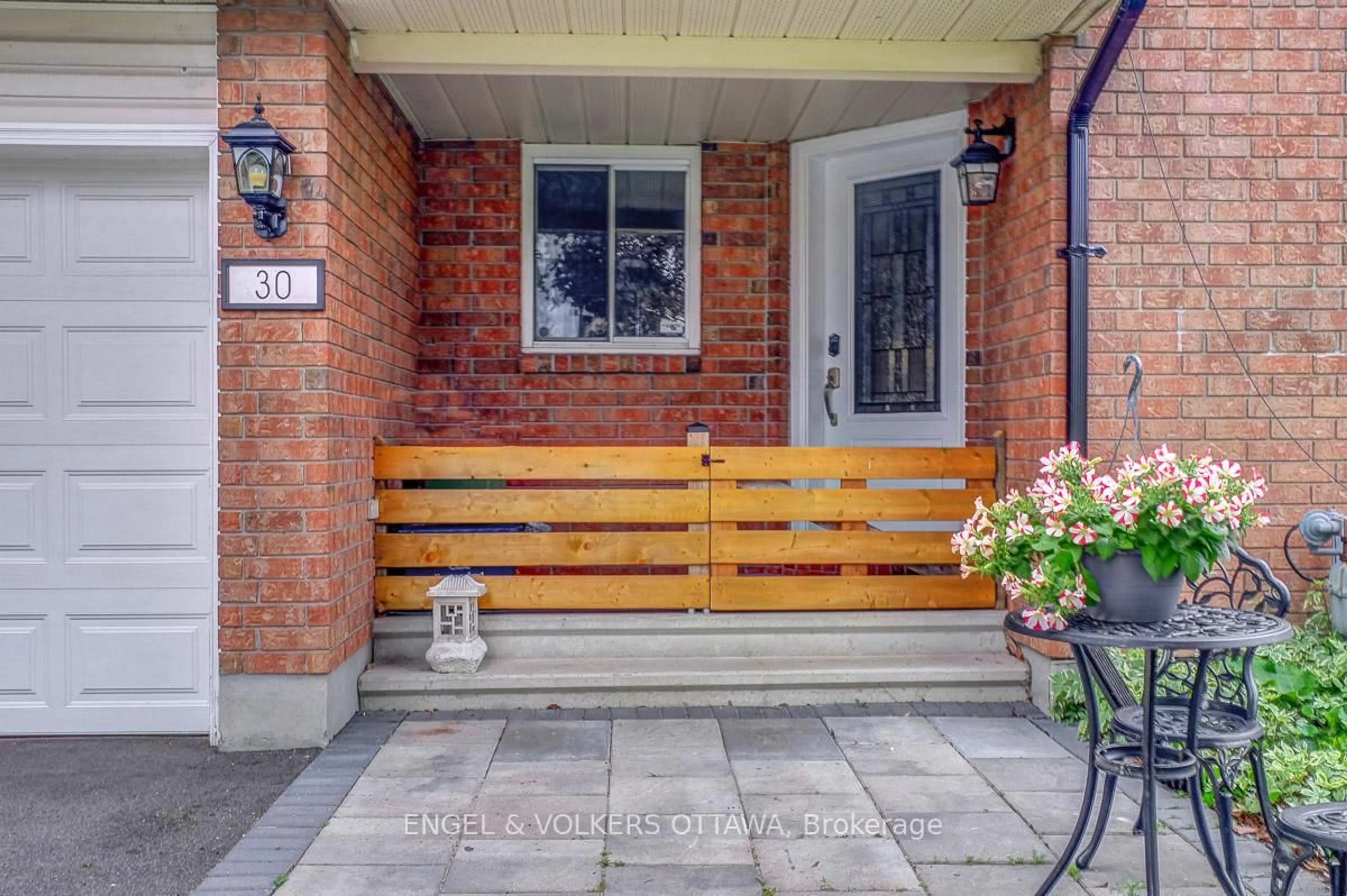 Indoor entryway for 30 Sovereign Ave, Ottawa Ontario K2G 4W7