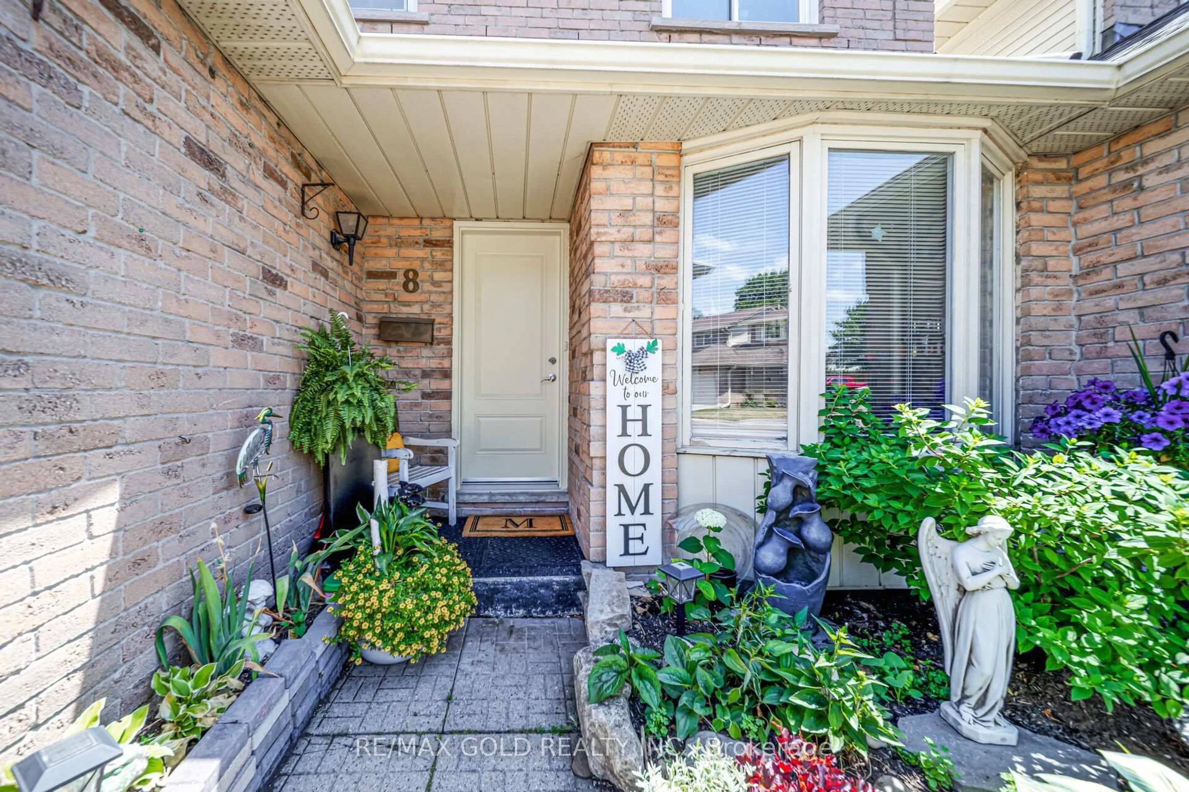 Indoor entryway for 494 Barton St #8, Hamilton Ontario L8E 2L6