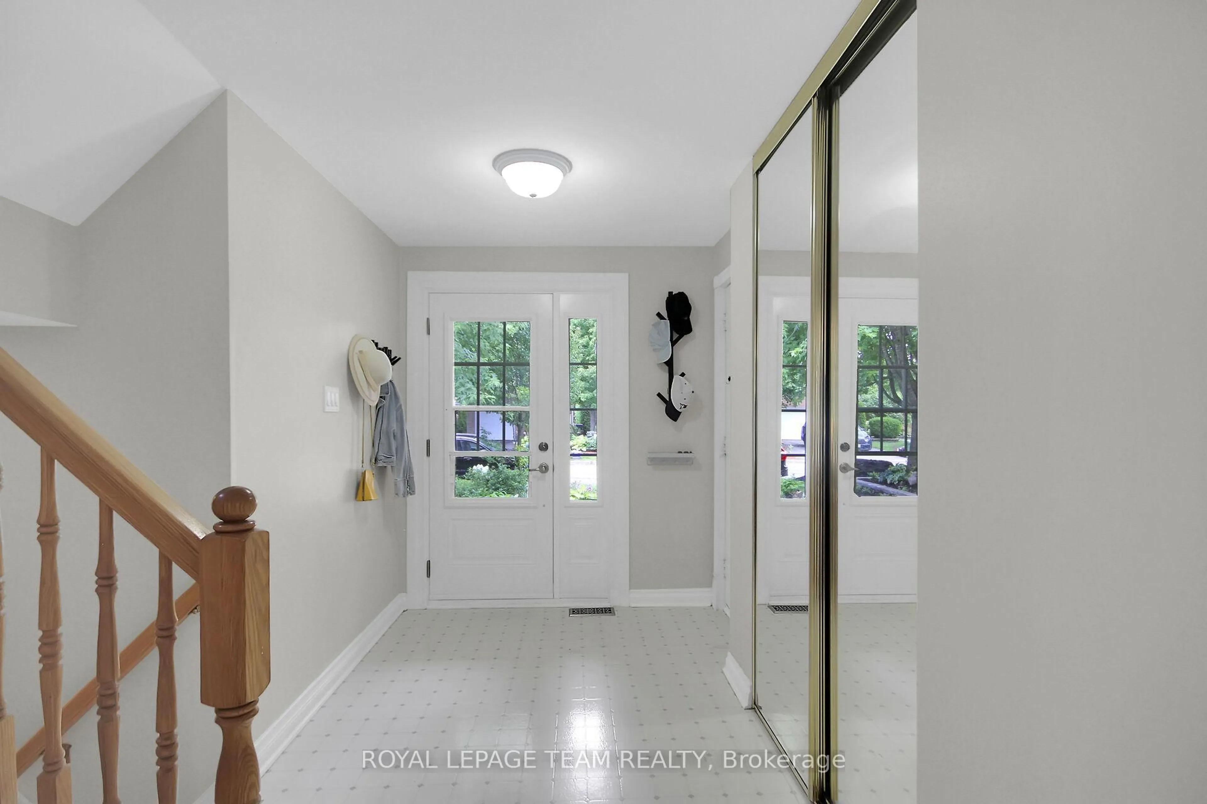 Indoor entryway for 1549 Meadowfield Pl, Ottawa Ontario K1C 5W1