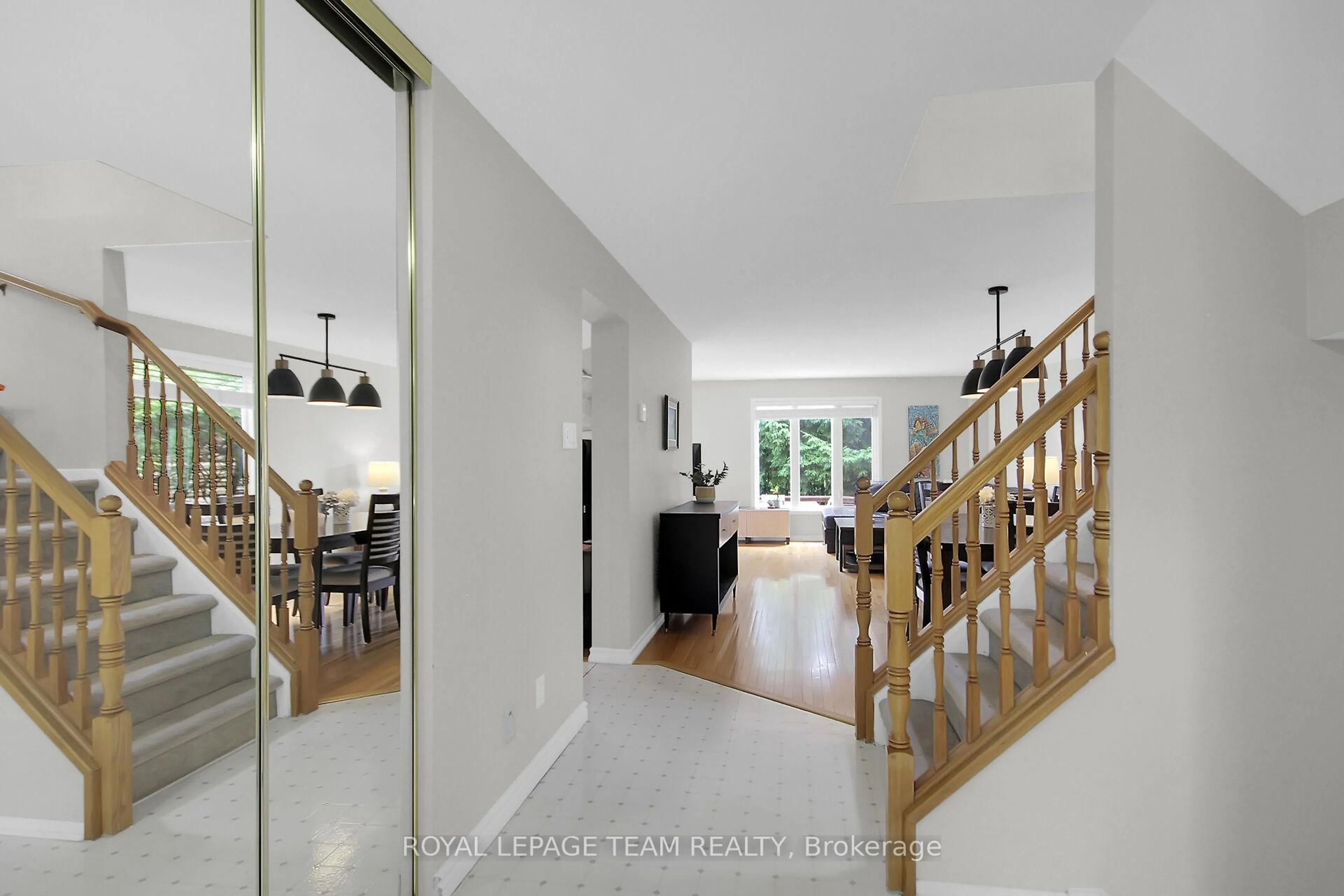Indoor foyer for 1549 Meadowfield Pl, Ottawa Ontario K1C 5W1