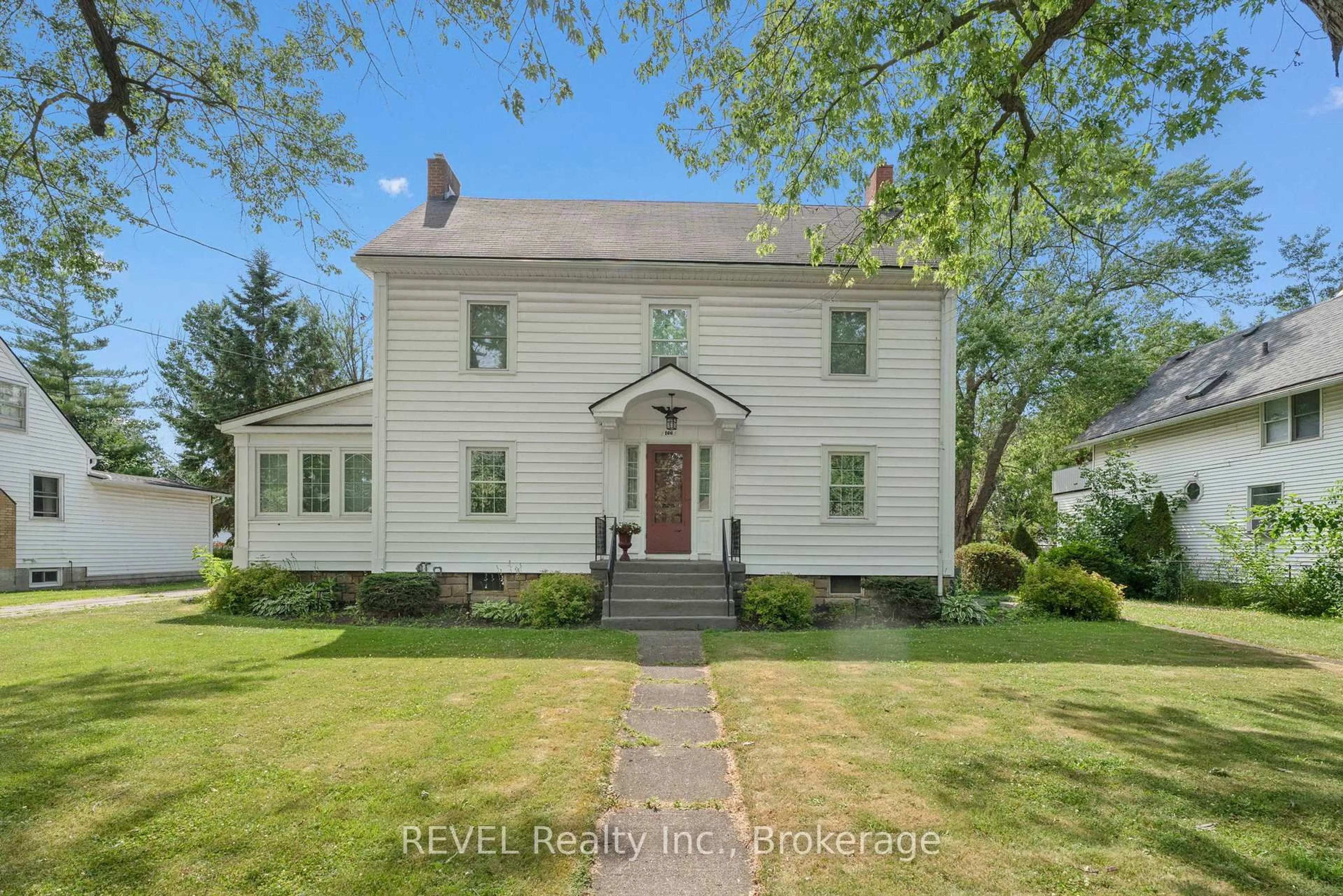 A pic from outside/outdoor area/front of a property/back of a property/a pic from drone, building for 166 North St, Fort Erie Ontario L2A 3R7