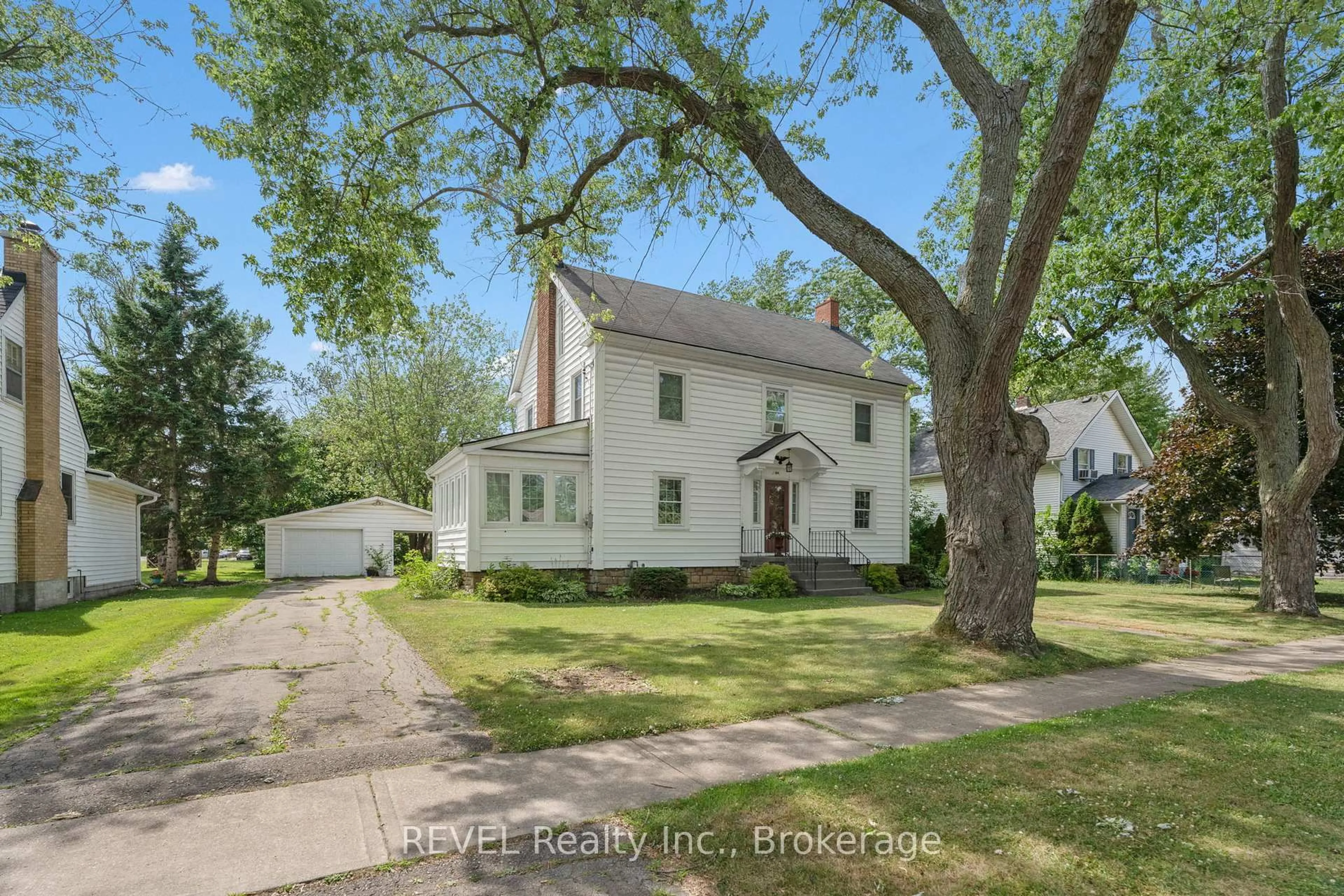 A pic from outside/outdoor area/front of a property/back of a property/a pic from drone, street for 166 North St, Fort Erie Ontario L2A 3R7