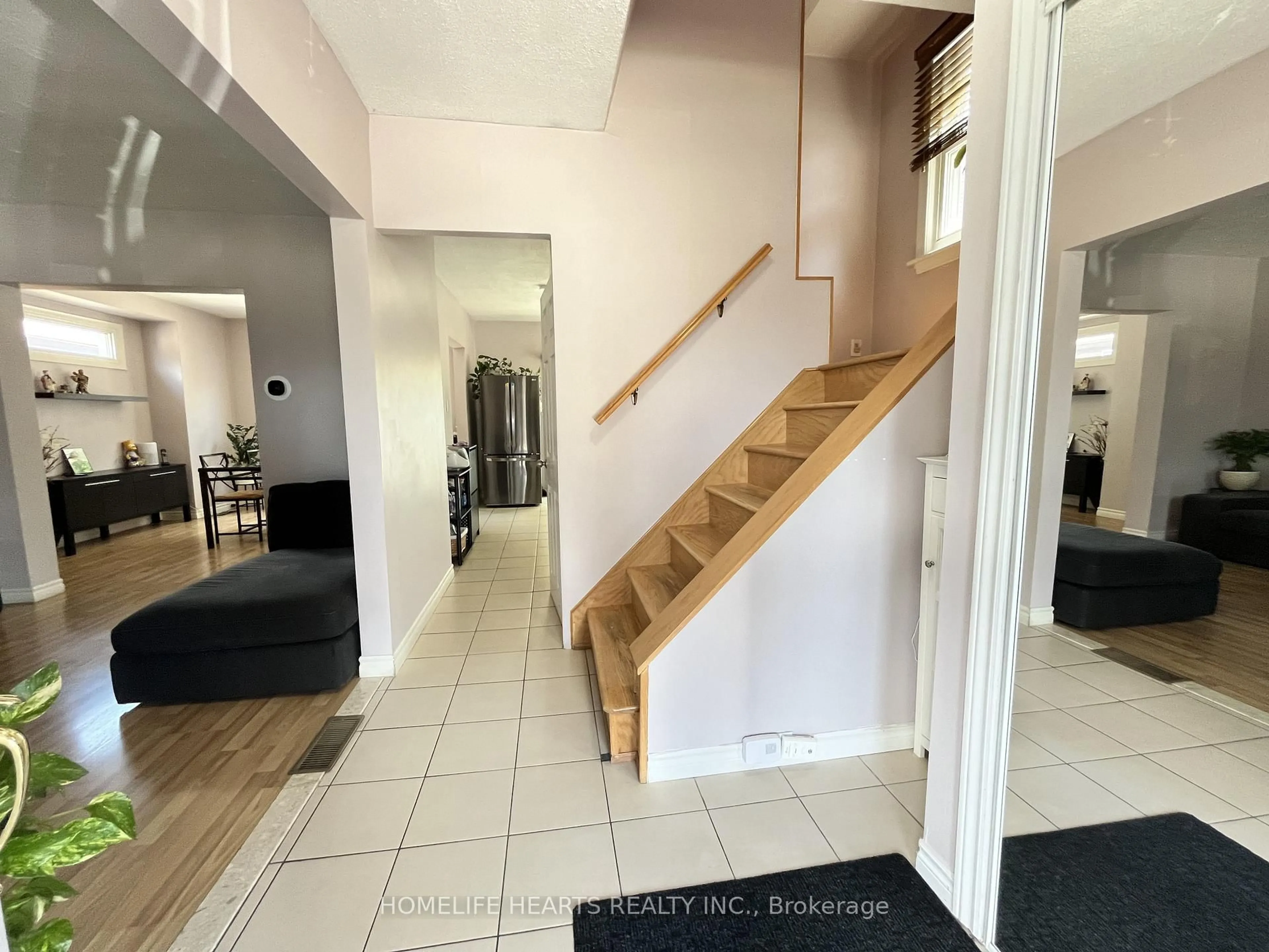 Indoor foyer for 71 Kenilworth Ave, Hamilton Ontario L8K 2T1