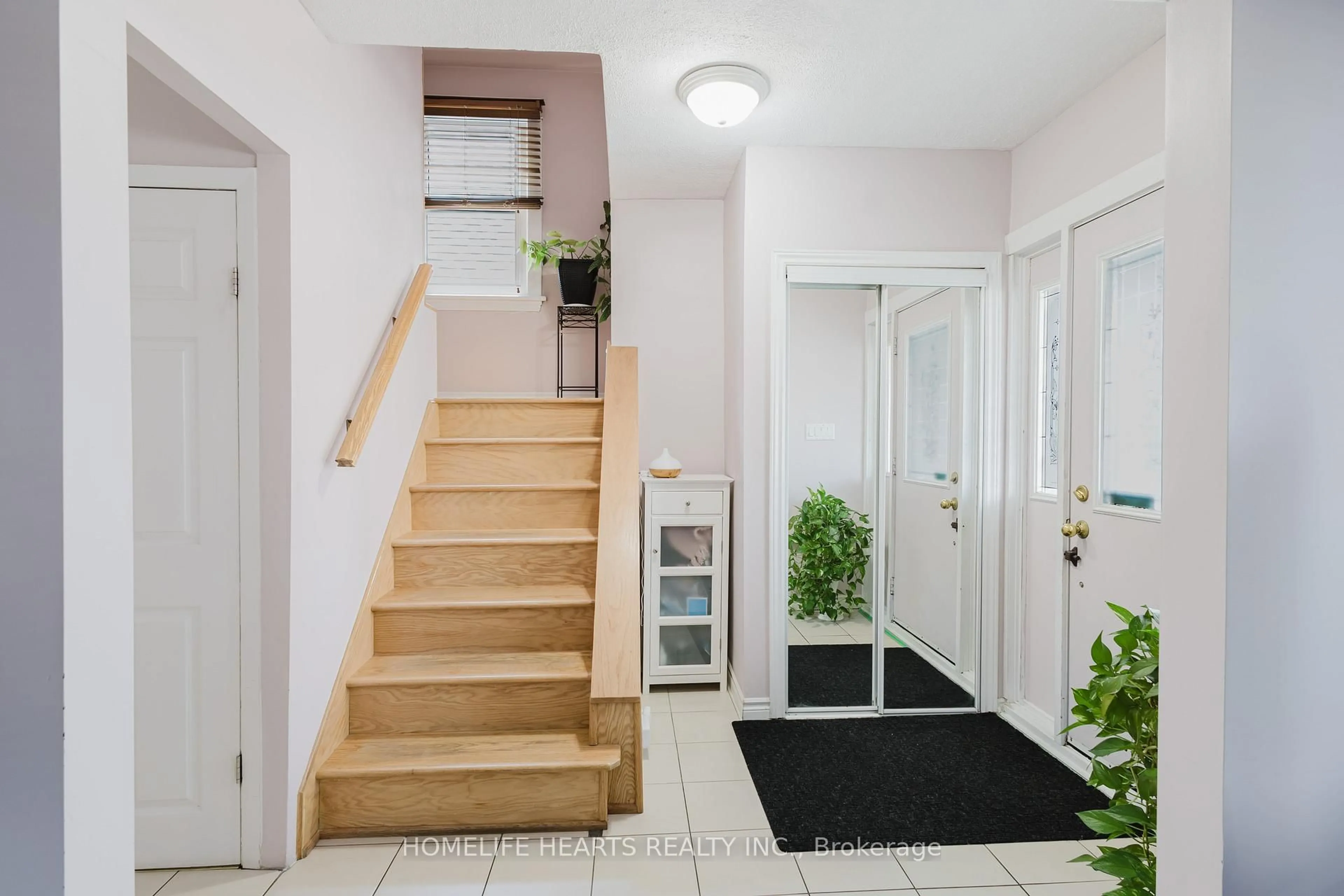 Indoor entryway for 71 Kenilworth Ave, Hamilton Ontario L8K 2T1