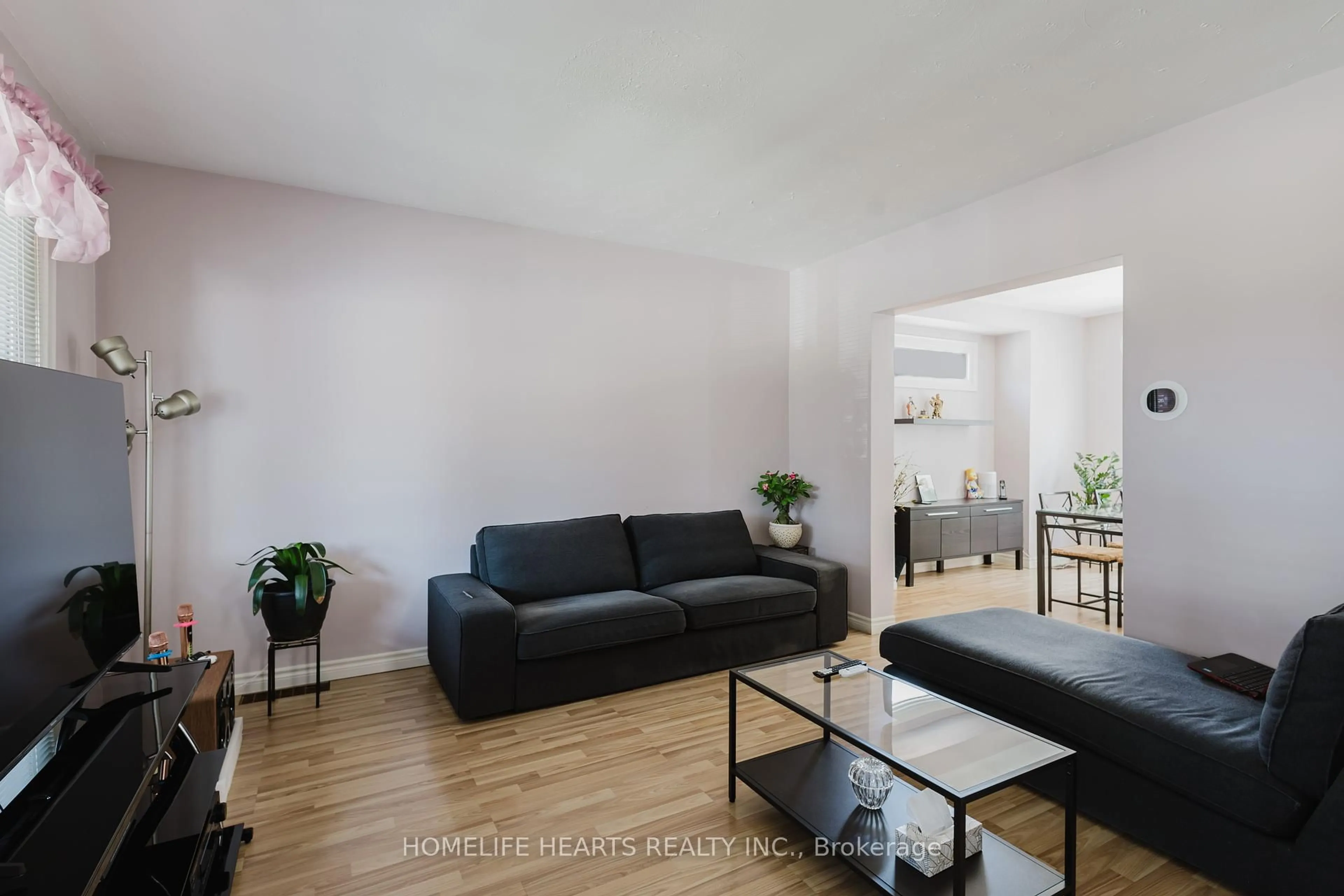 Living room with furniture, unknown for 71 Kenilworth Ave, Hamilton Ontario L8K 2T1