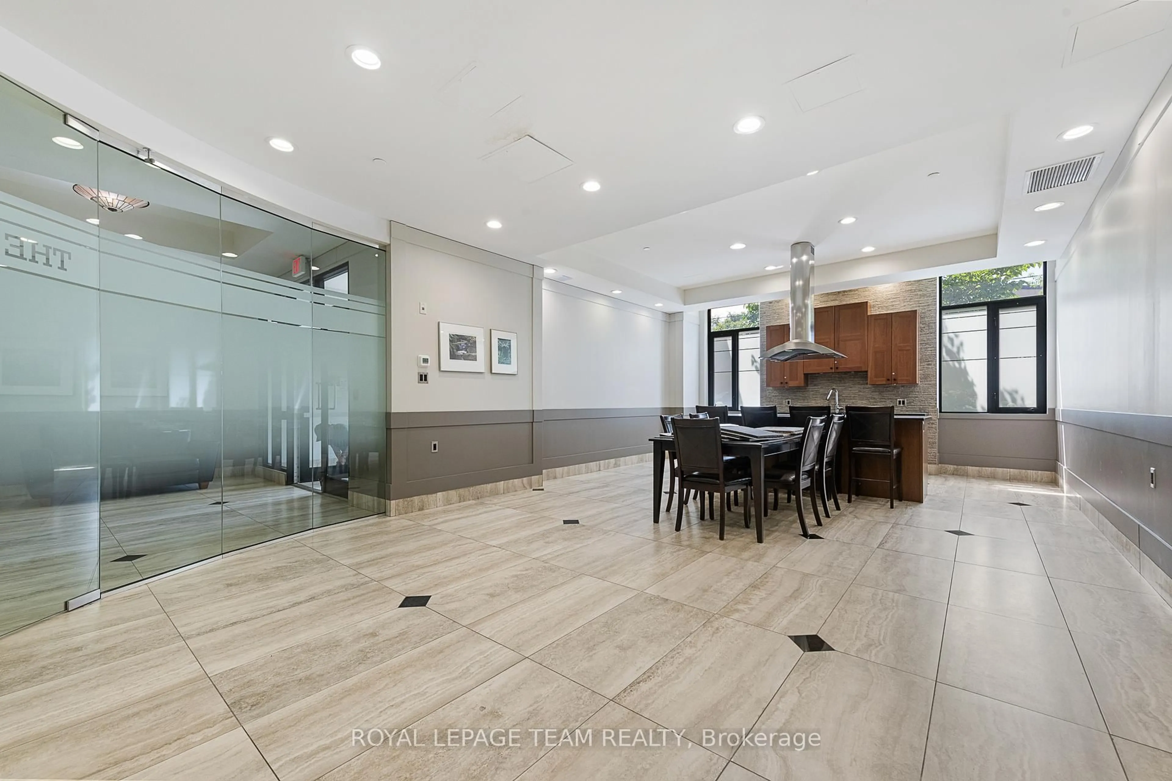 Indoor foyer for 327 Breezehill Ave #210, Ottawa Ontario K1Y 1R6