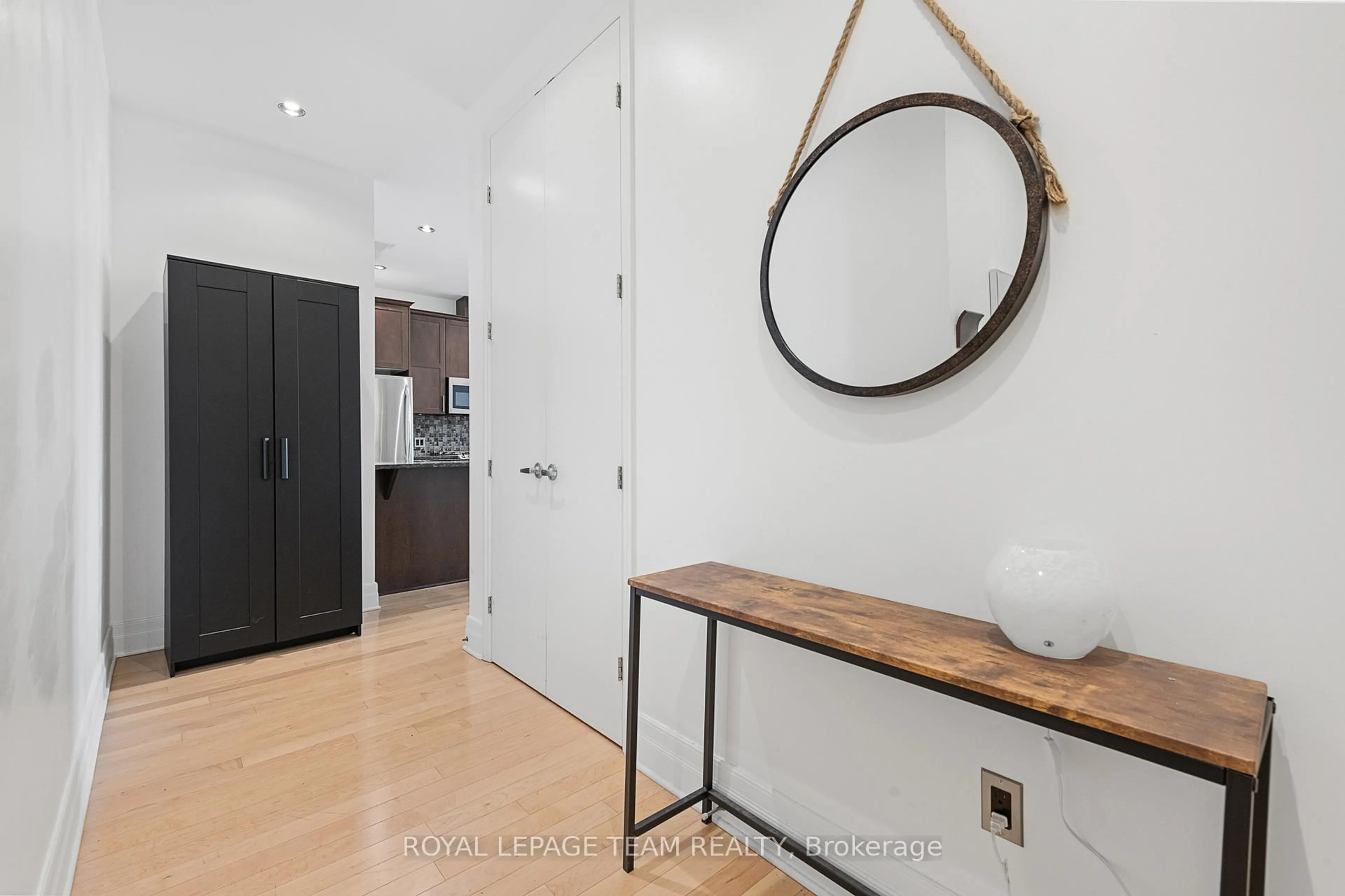 Indoor entryway for 327 Breezehill Ave #210, Ottawa Ontario K1Y 1R6