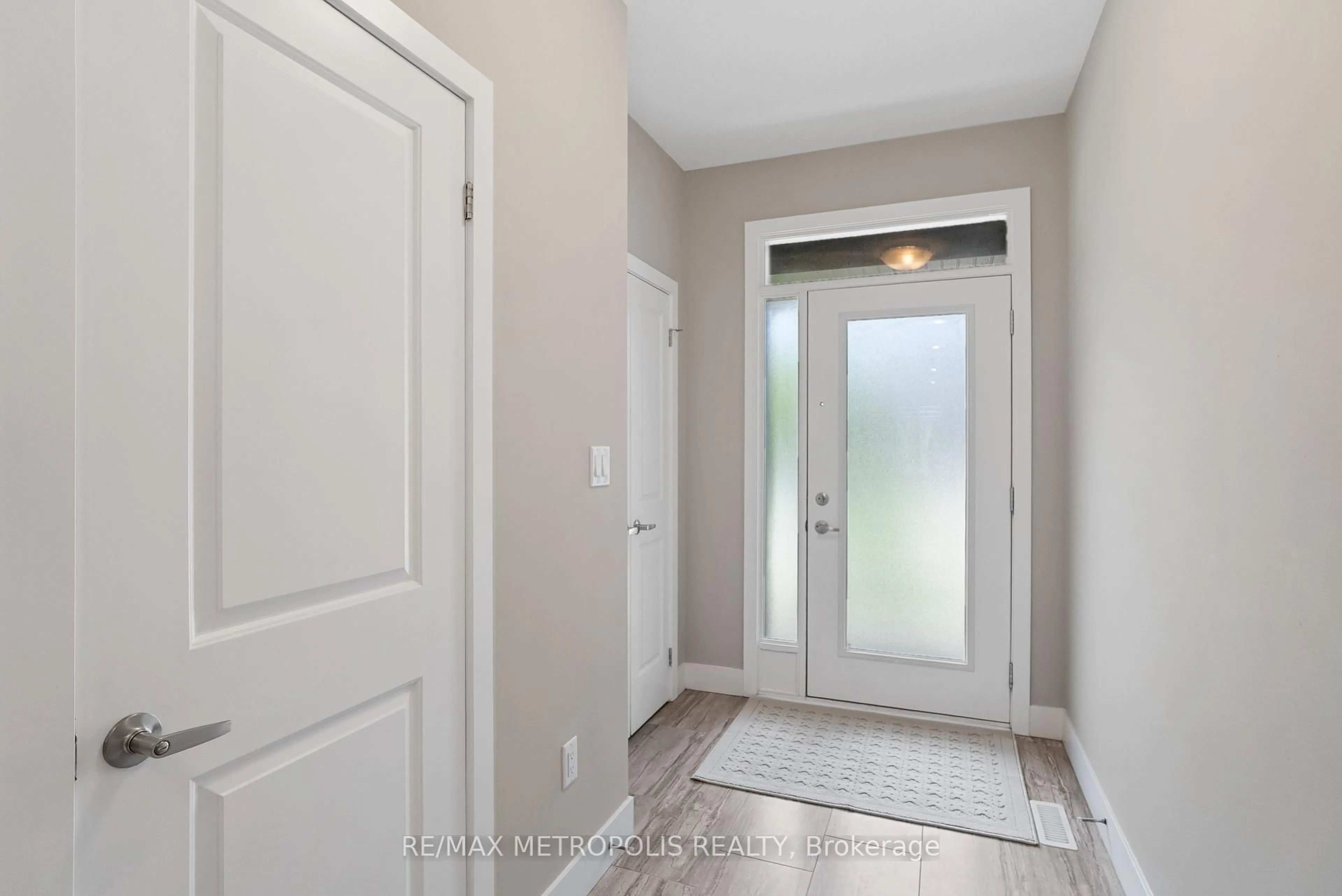 Indoor entryway for 1960 Dalmagarry Rd #93, London North Ontario N6G 5B1
