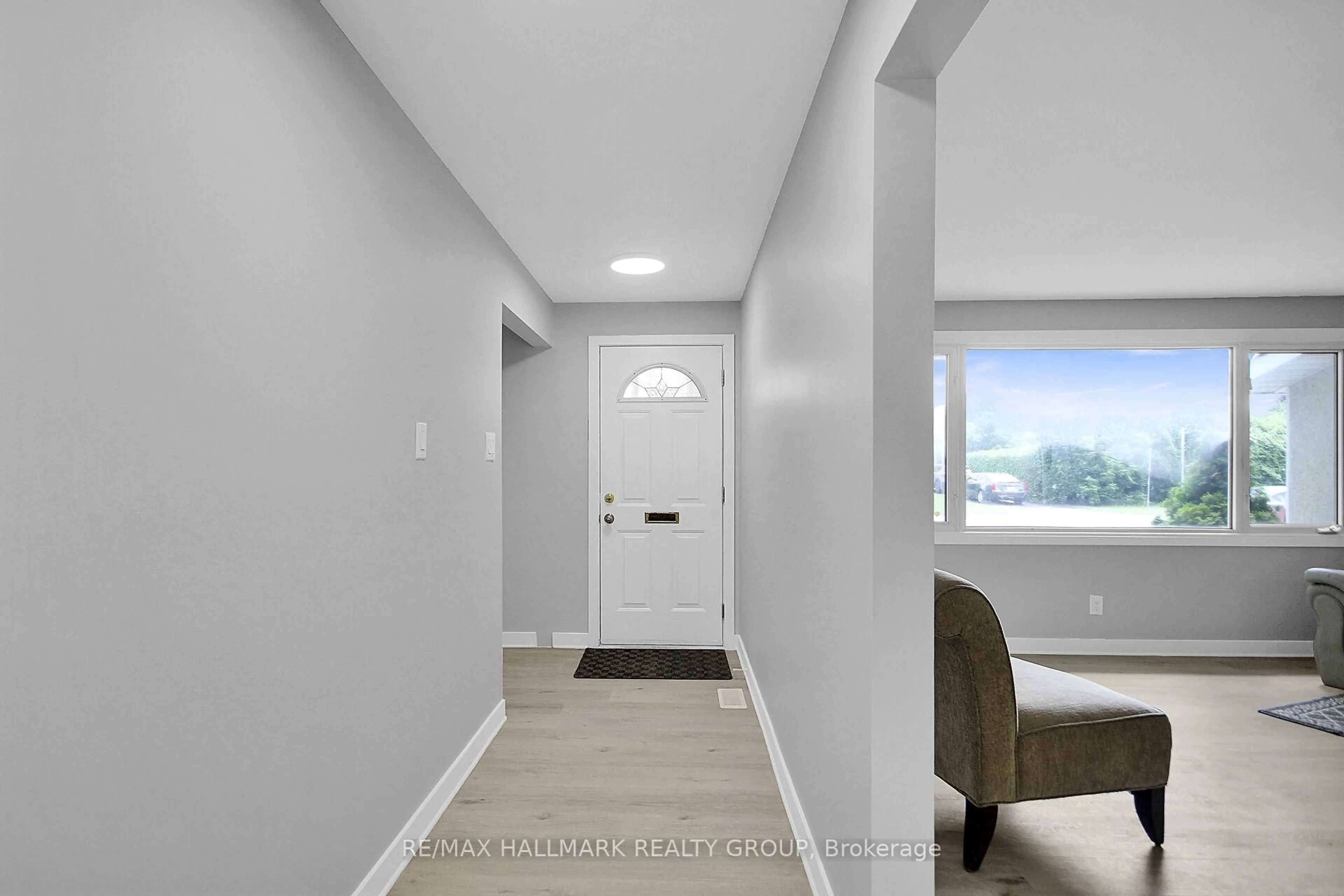 Indoor entryway for 147 David Dr, Ottawa Ontario K2G 2N6