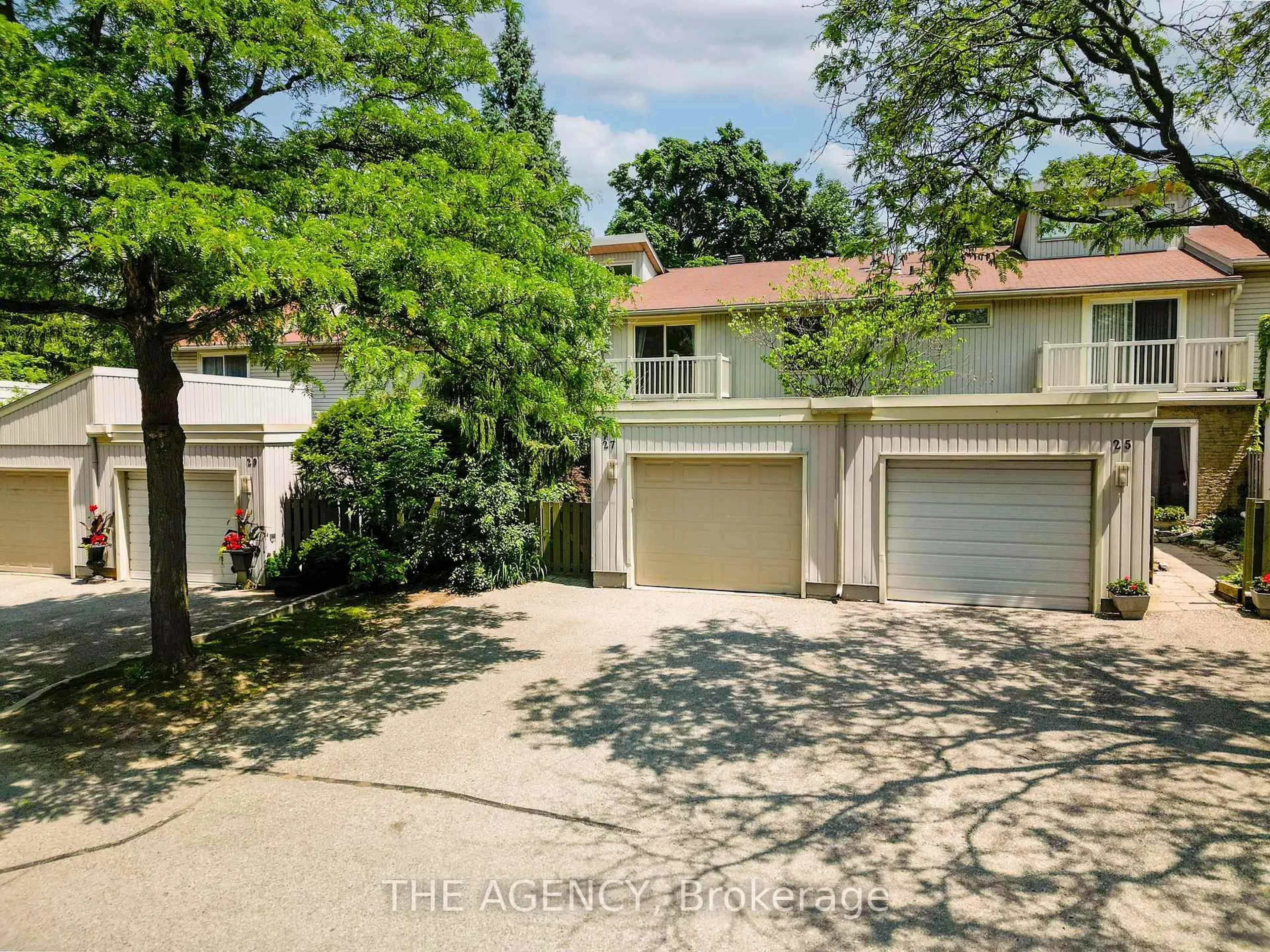 A pic from outside/outdoor area/front of a property/back of a property/a pic from drone, street for 27 WILSONVIEW Ave, Guelph Ontario N1G 2W5