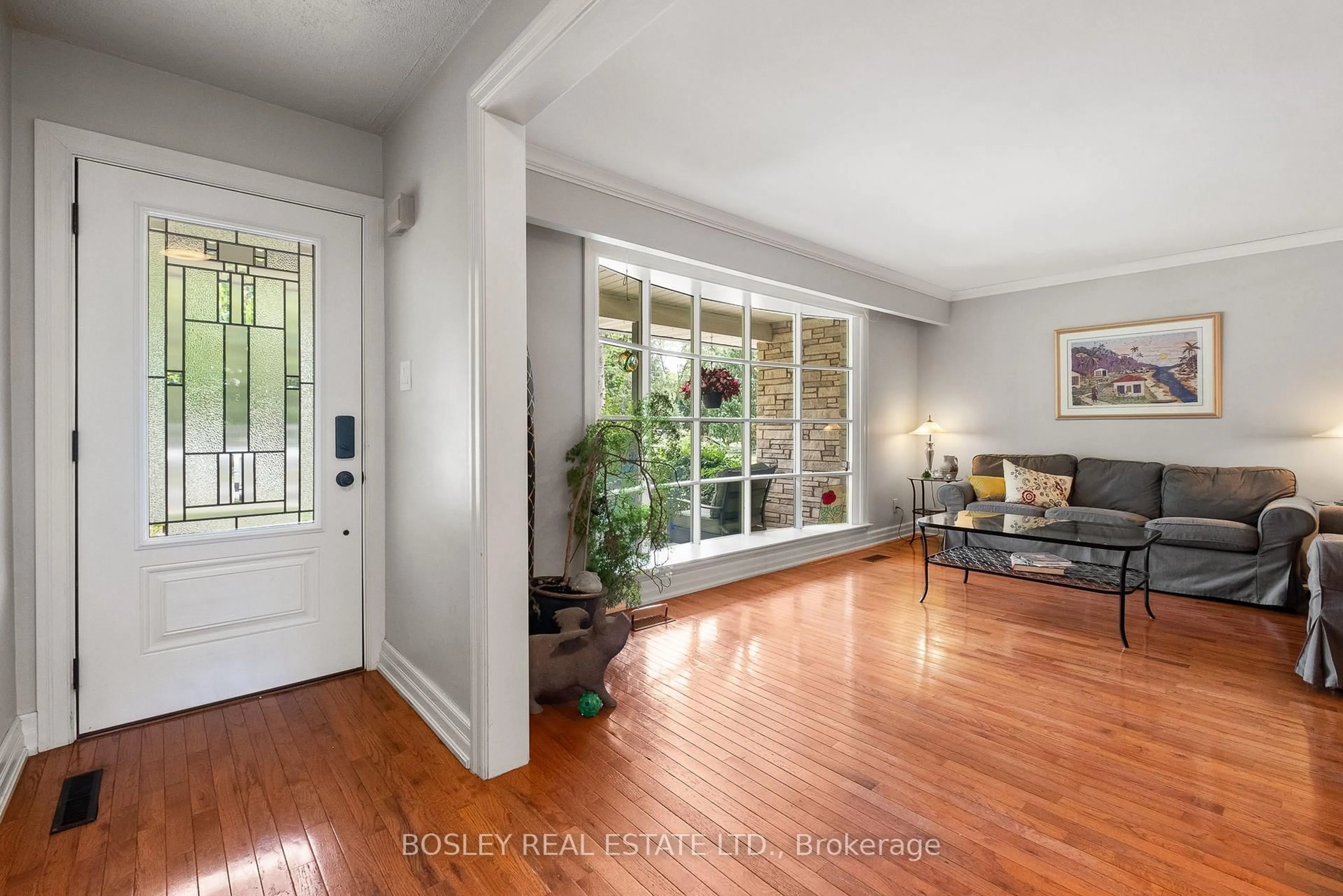 Indoor foyer for 34 Martha St, Port Hope Ontario L1A 2Y4