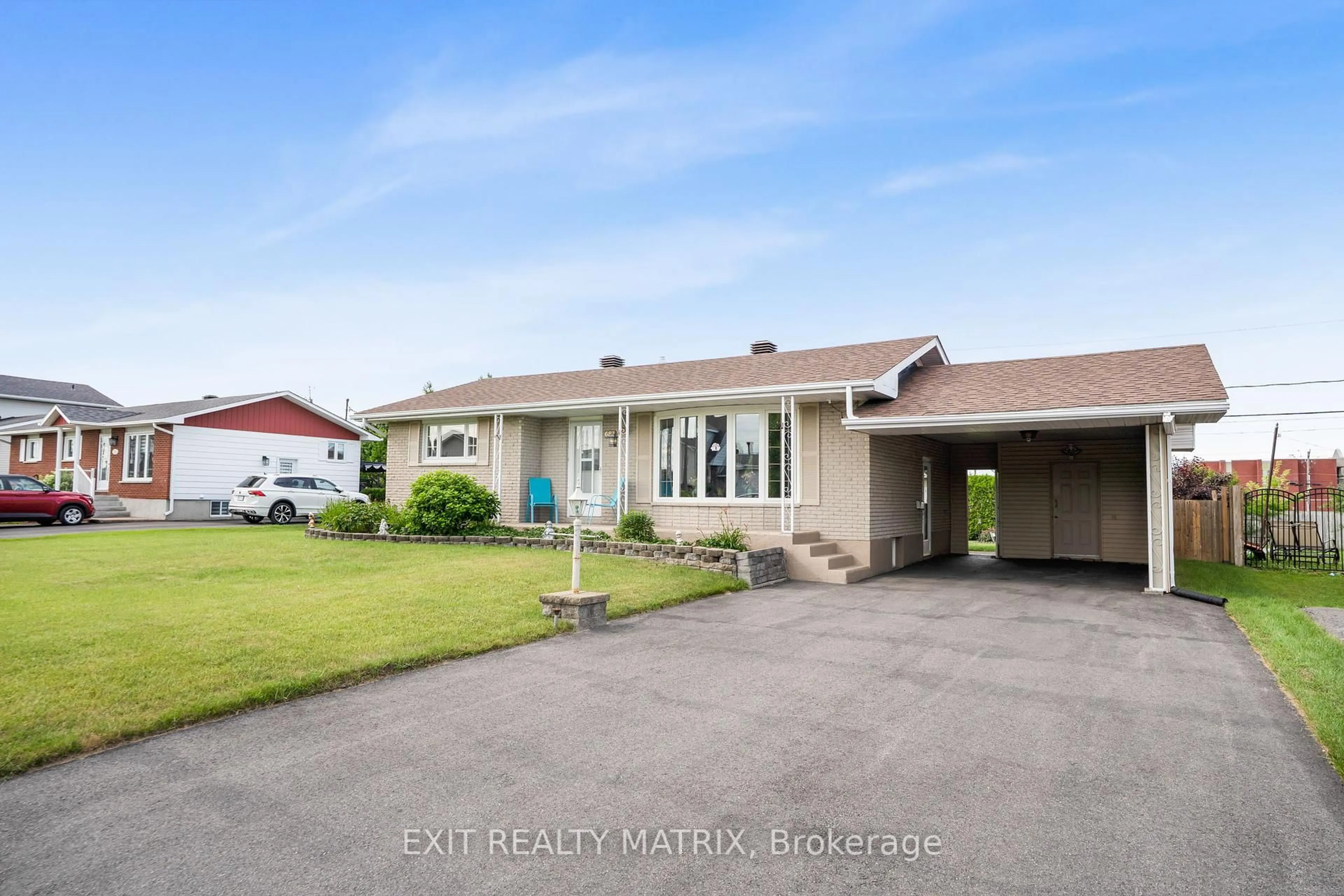 Home with vinyl exterior material, street for 687 Rejane Cres, Hawkesbury Ontario K6A 2K7