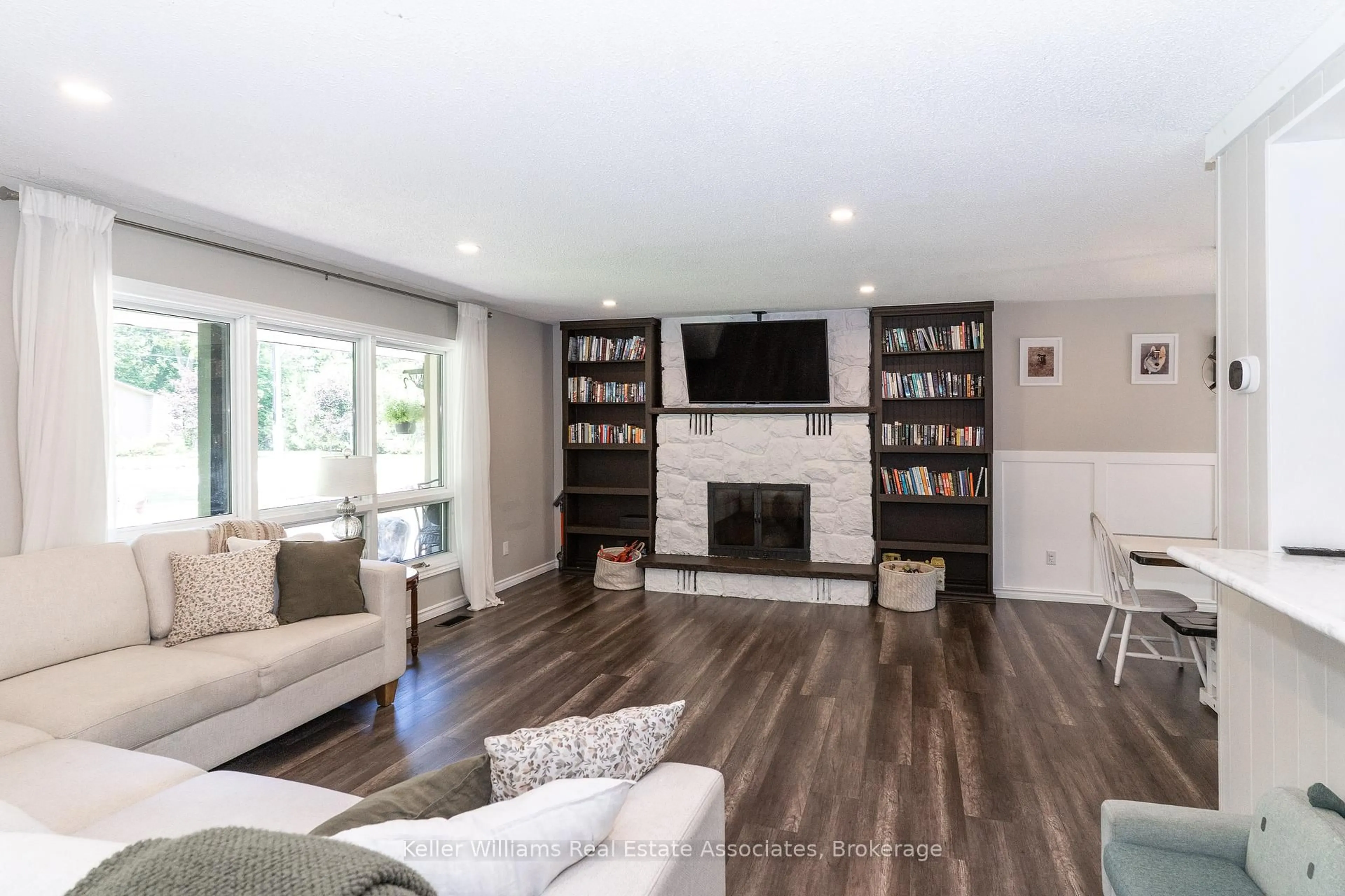 Living room with furniture, wood/laminate floor for 220 Alexander St, Gravenhurst Ontario P1P 1A6