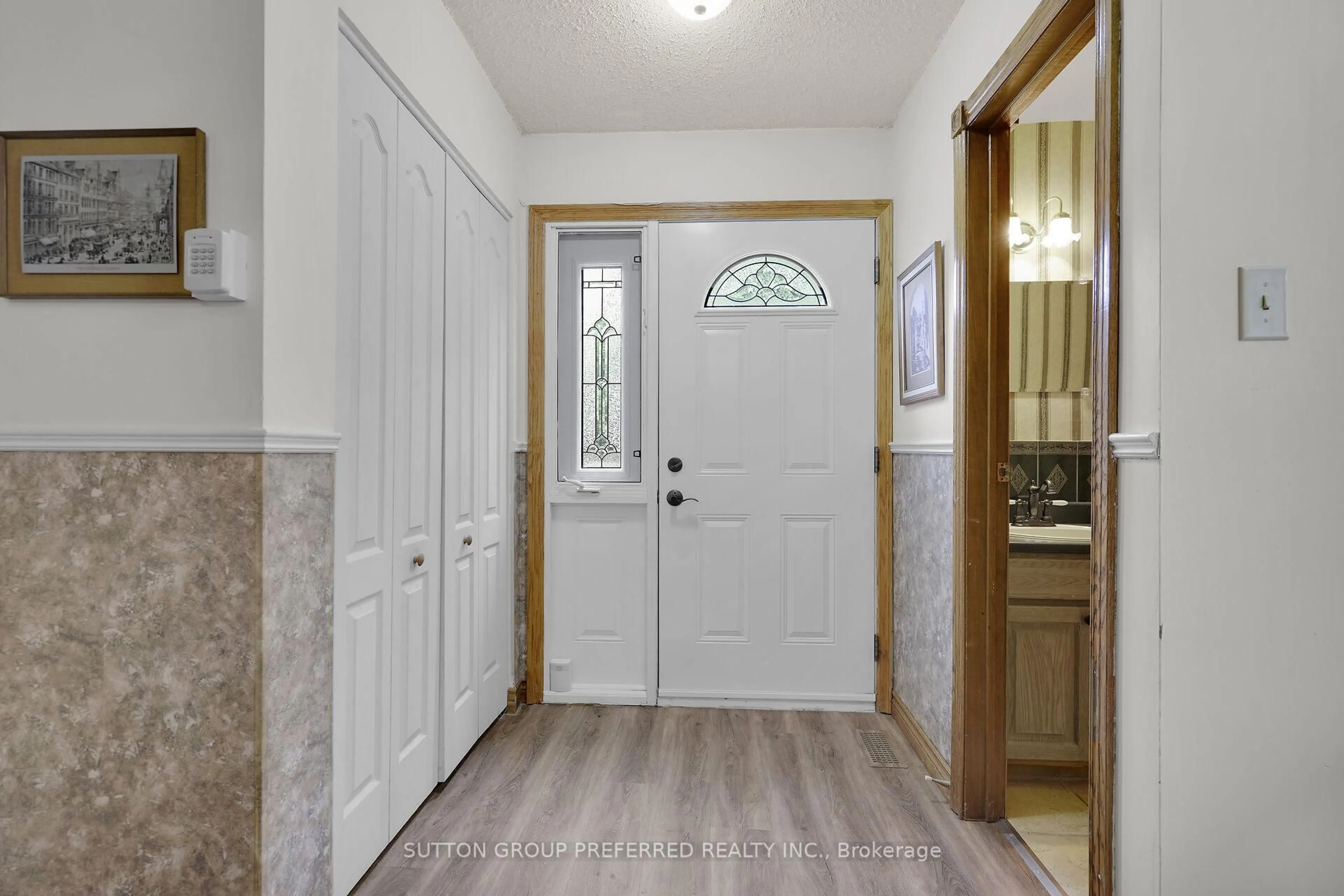 Indoor entryway for 42 Olympic Cres, London North Ontario N6G 3P6