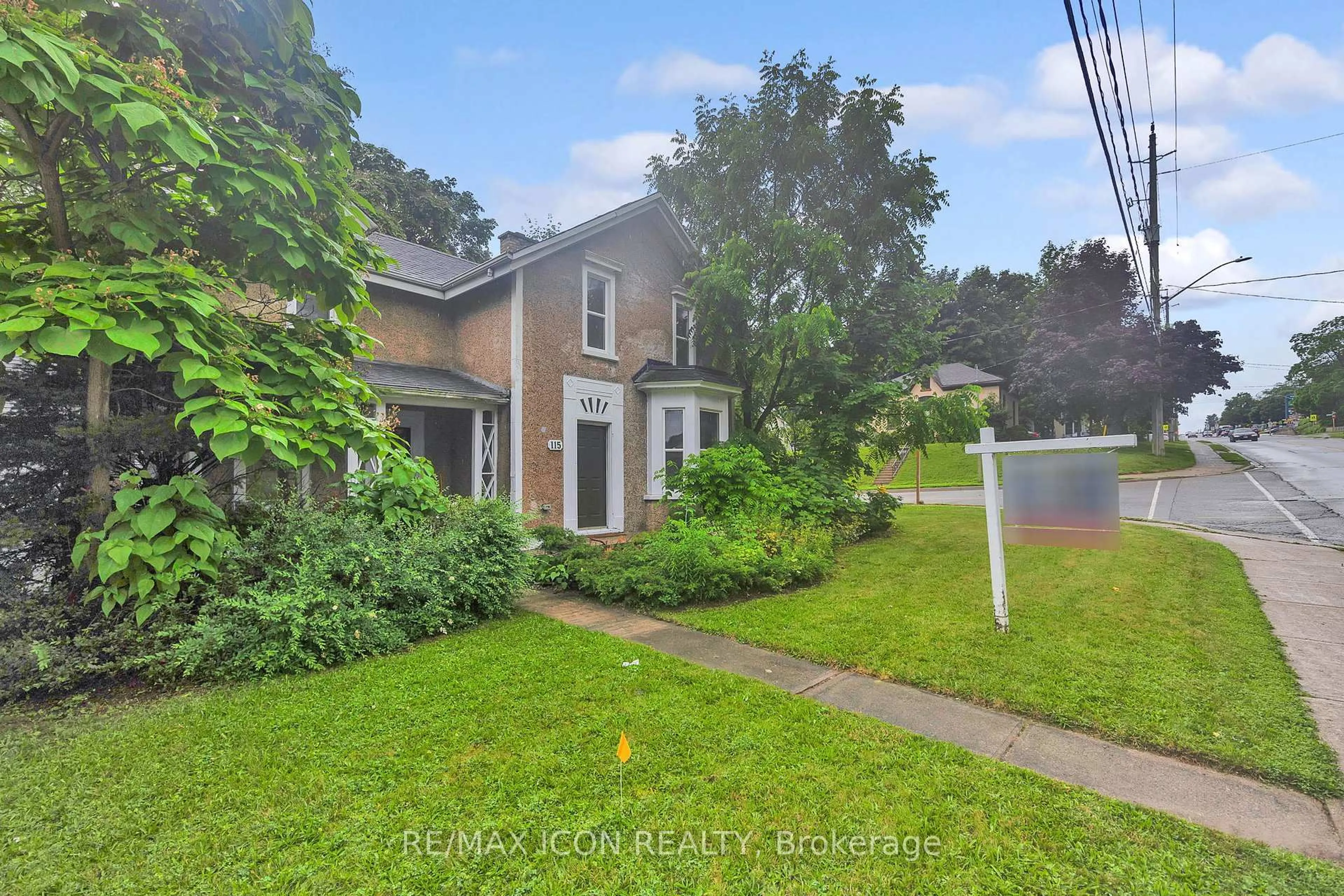 A pic from outside/outdoor area/front of a property/back of a property/a pic from drone, street for 115 Cedar St, Cambridge Ontario N1S 1V7