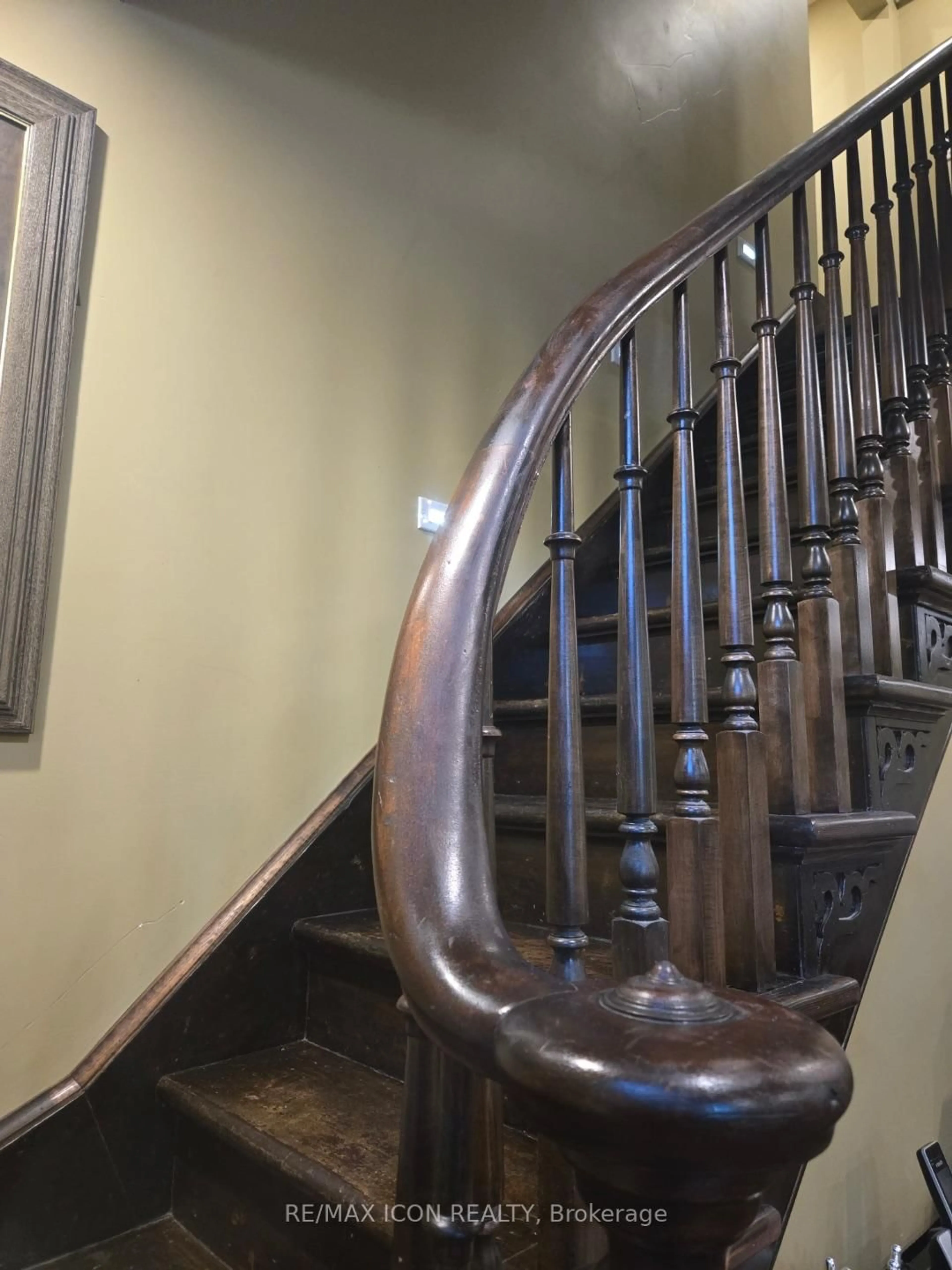 Stairs for 115 Cedar St, Cambridge Ontario N1S 1V7