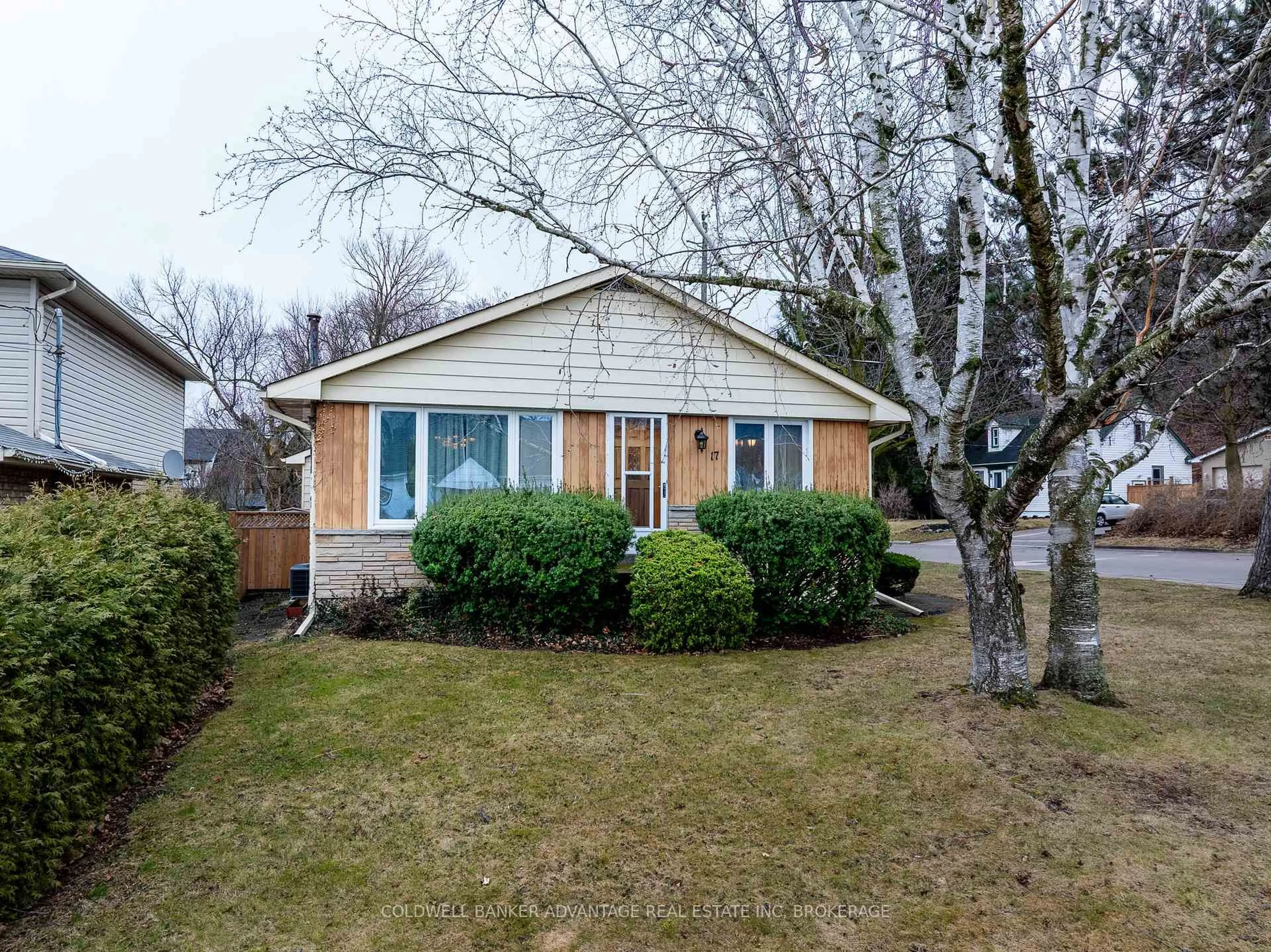 A pic from outside/outdoor area/front of a property/back of a property/a pic from drone, street for 17 Wardrope Ave, Hamilton Ontario L8G 1R9