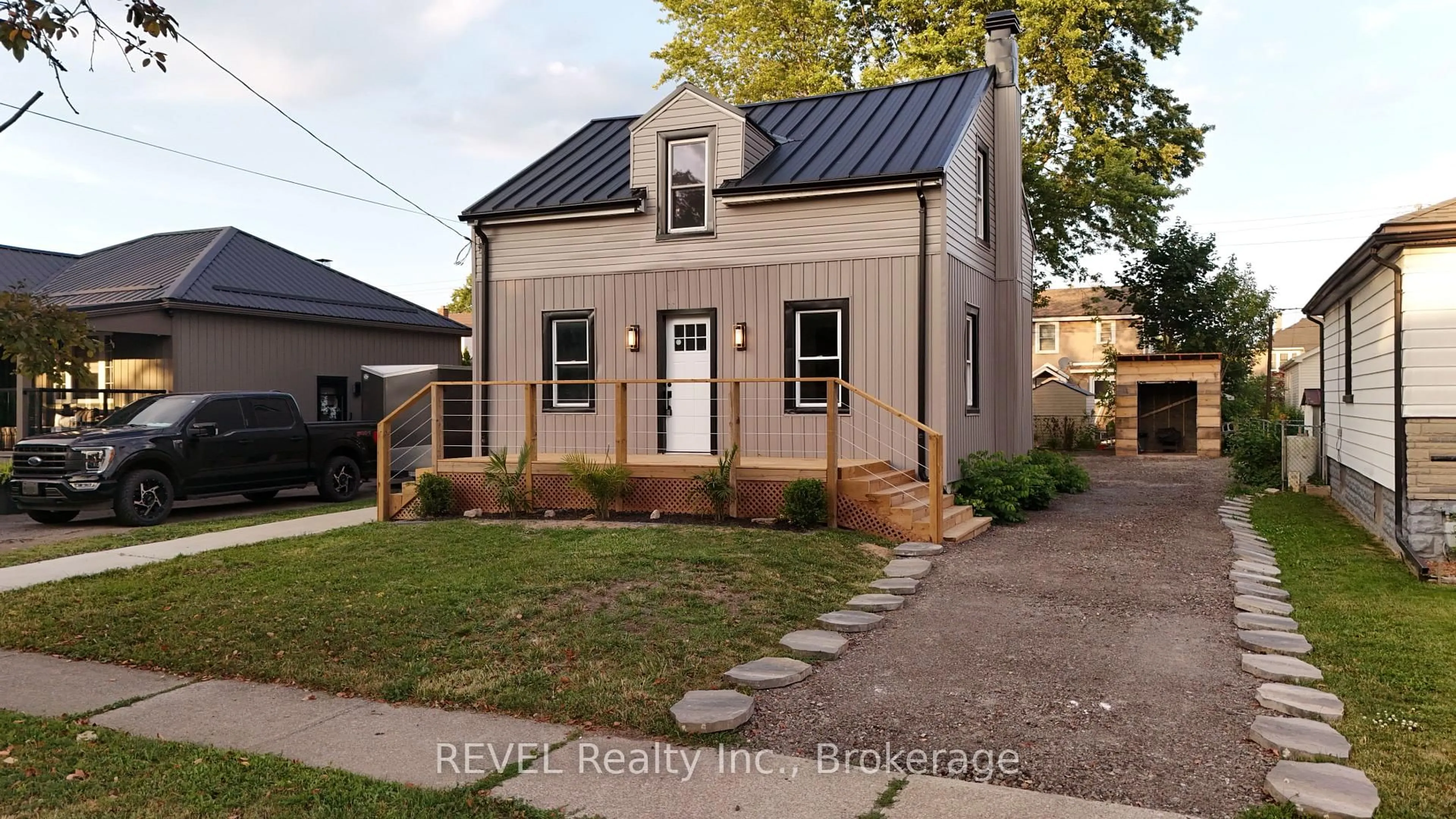 Home with brick exterior material, street for 260 Wallace Ave, Welland Ontario L3B 1R6