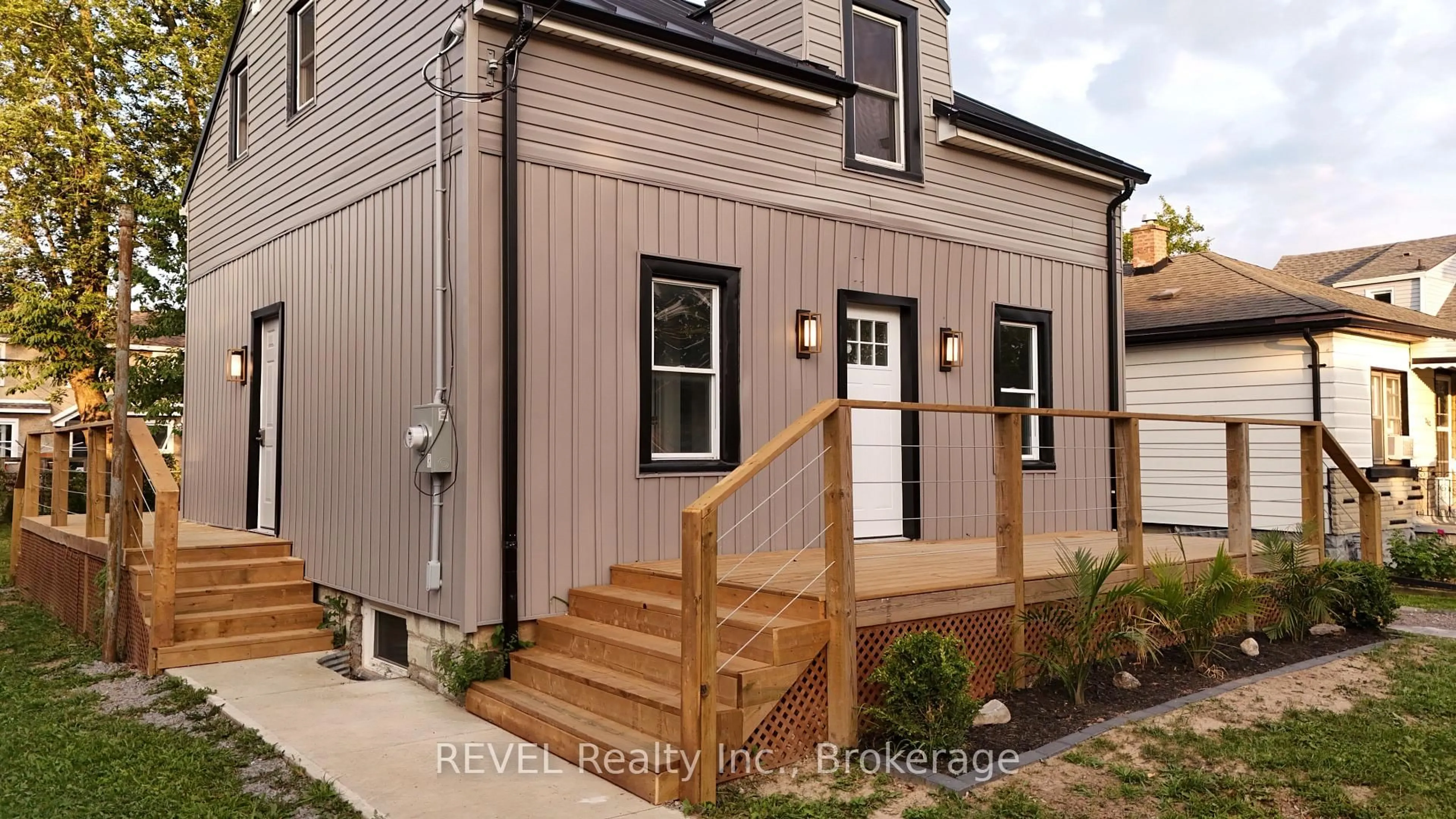 Home with vinyl exterior material, street for 260 Wallace Ave, Welland Ontario L3B 1R6