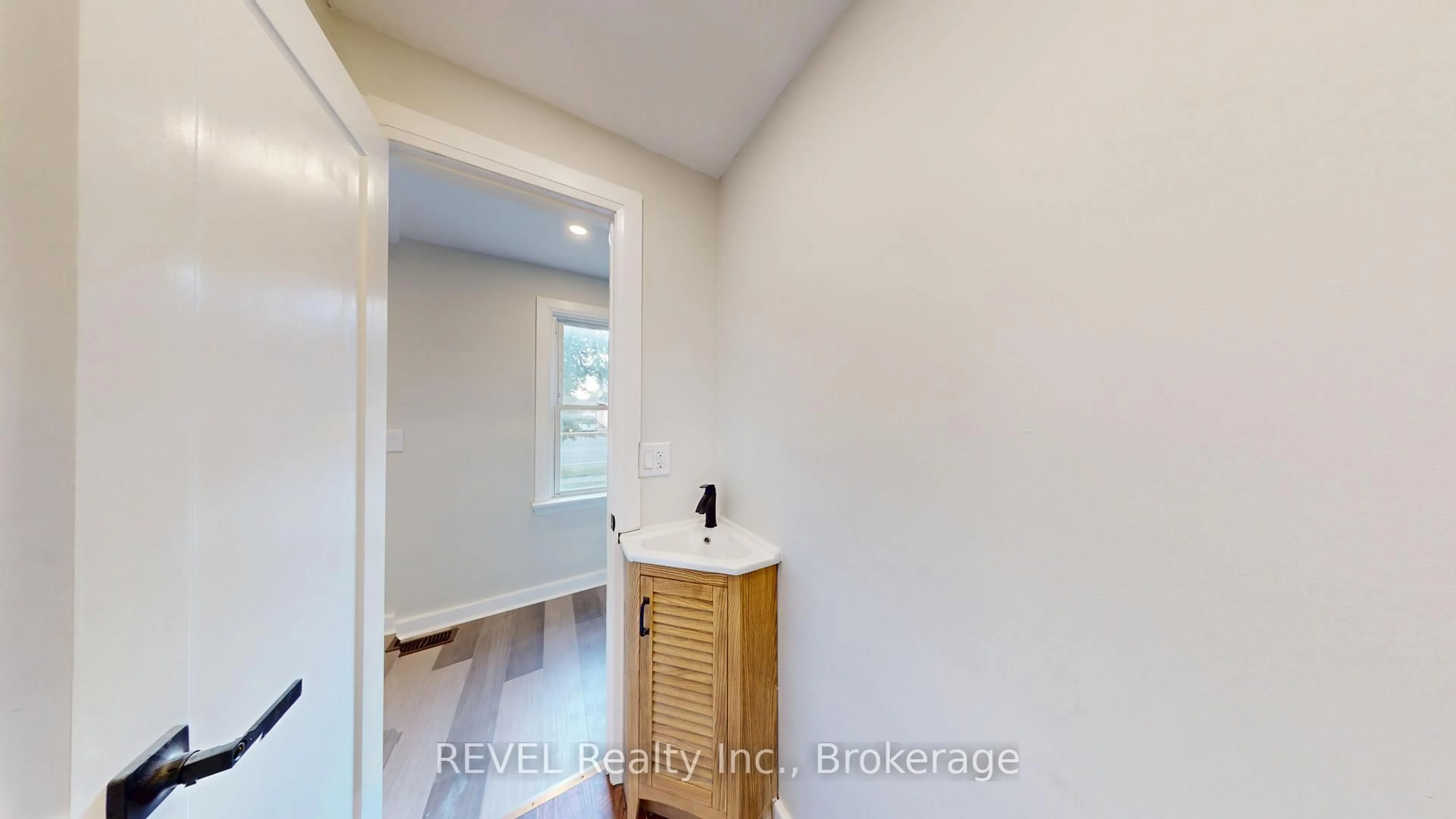 A pic of a room for 260 Wallace Ave, Welland Ontario L3B 1R6
