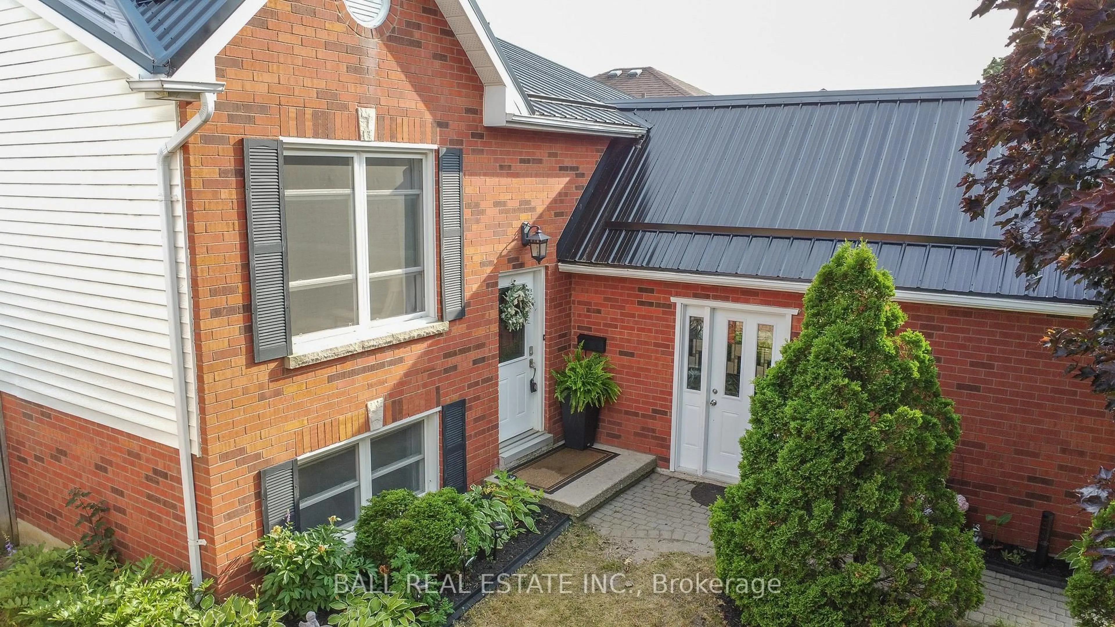 A pic from outside/outdoor area/front of a property/back of a property/a pic from drone, street for 595 Westman Ave, Peterborough West Ontario K9K 2H3