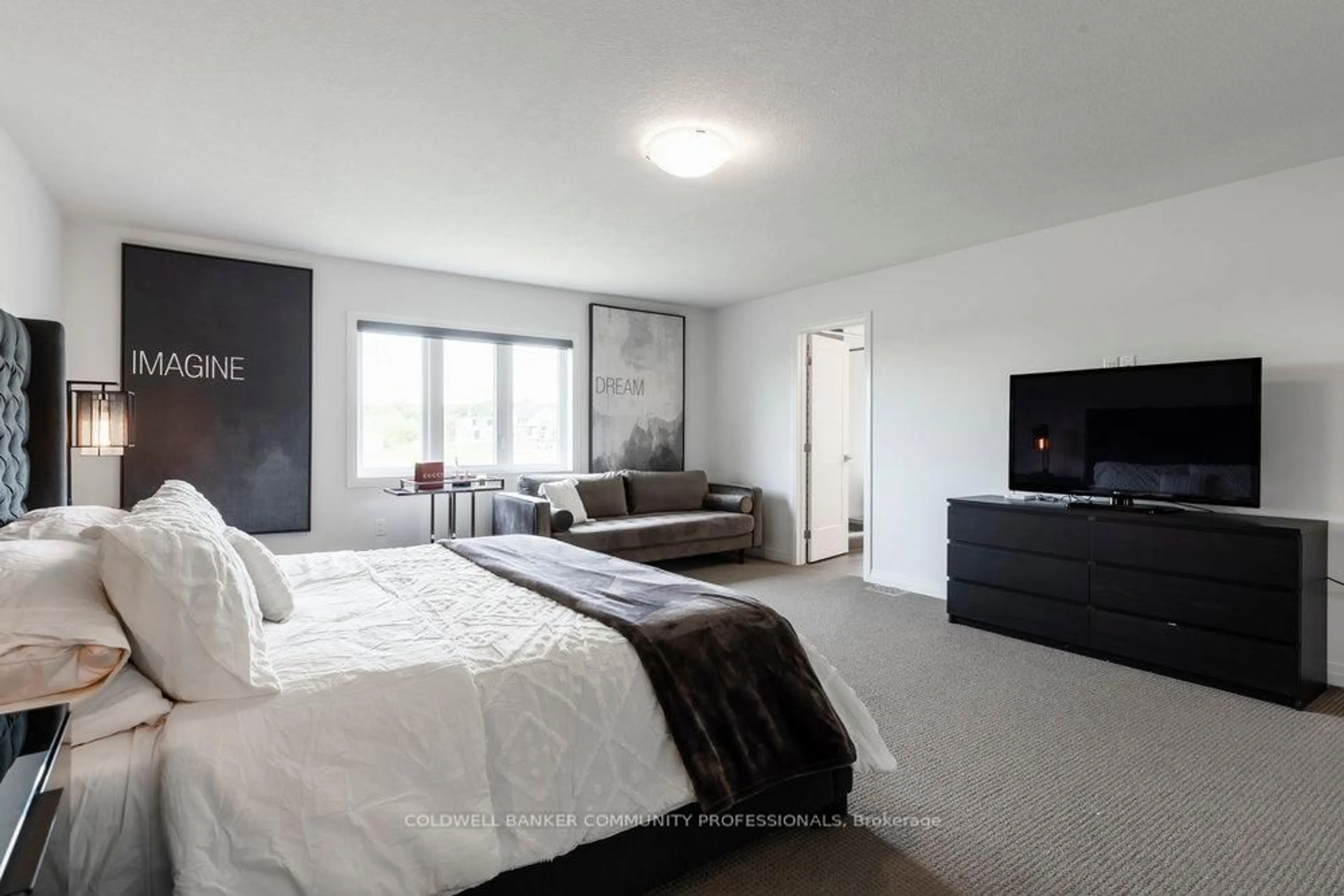 A pic of a room for 102 Greenwich Ave, Hamilton Ontario L8J 0L6
