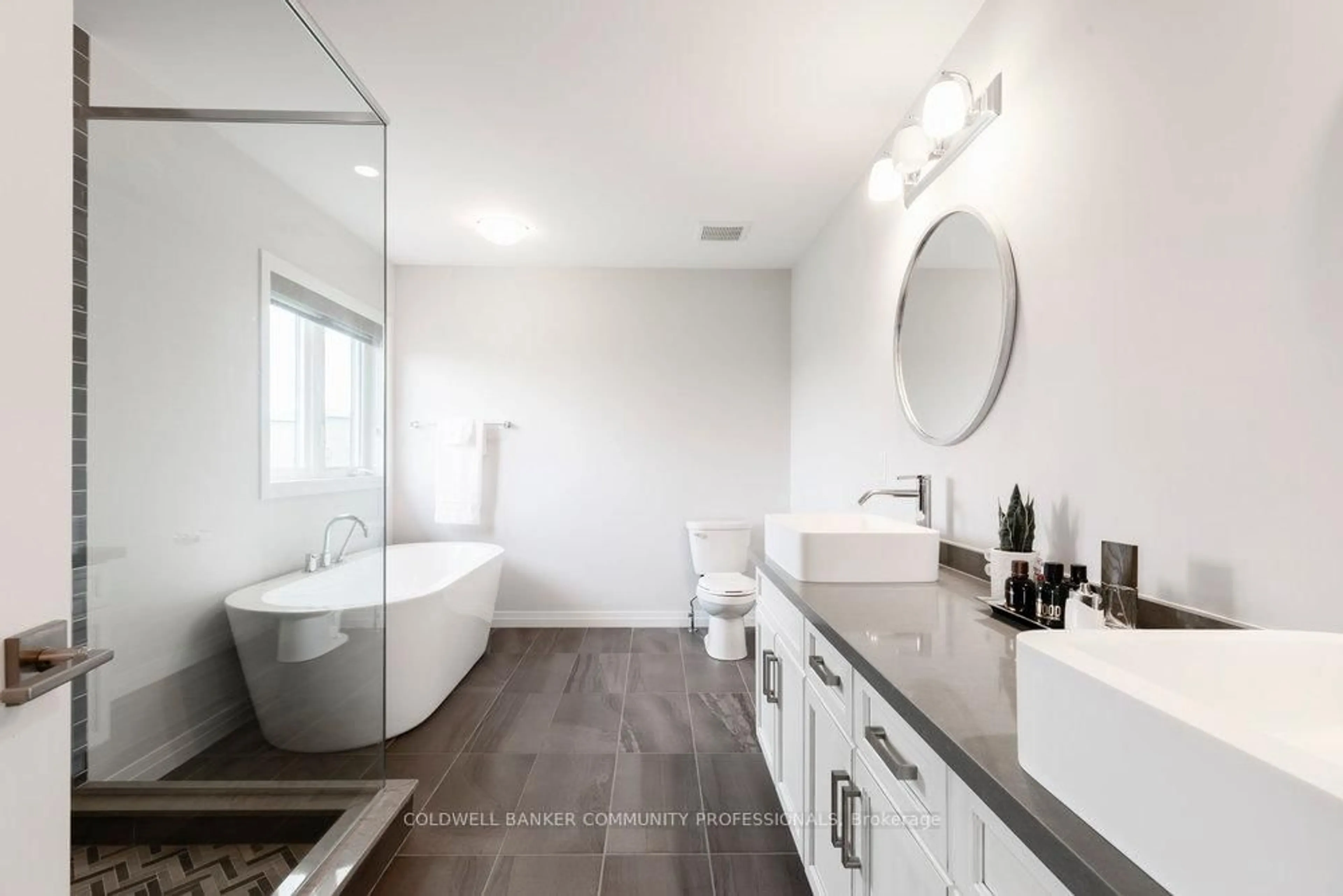 Contemporary bathroom, ceramic/tile floor for 102 Greenwich Ave, Hamilton Ontario L8J 0L6