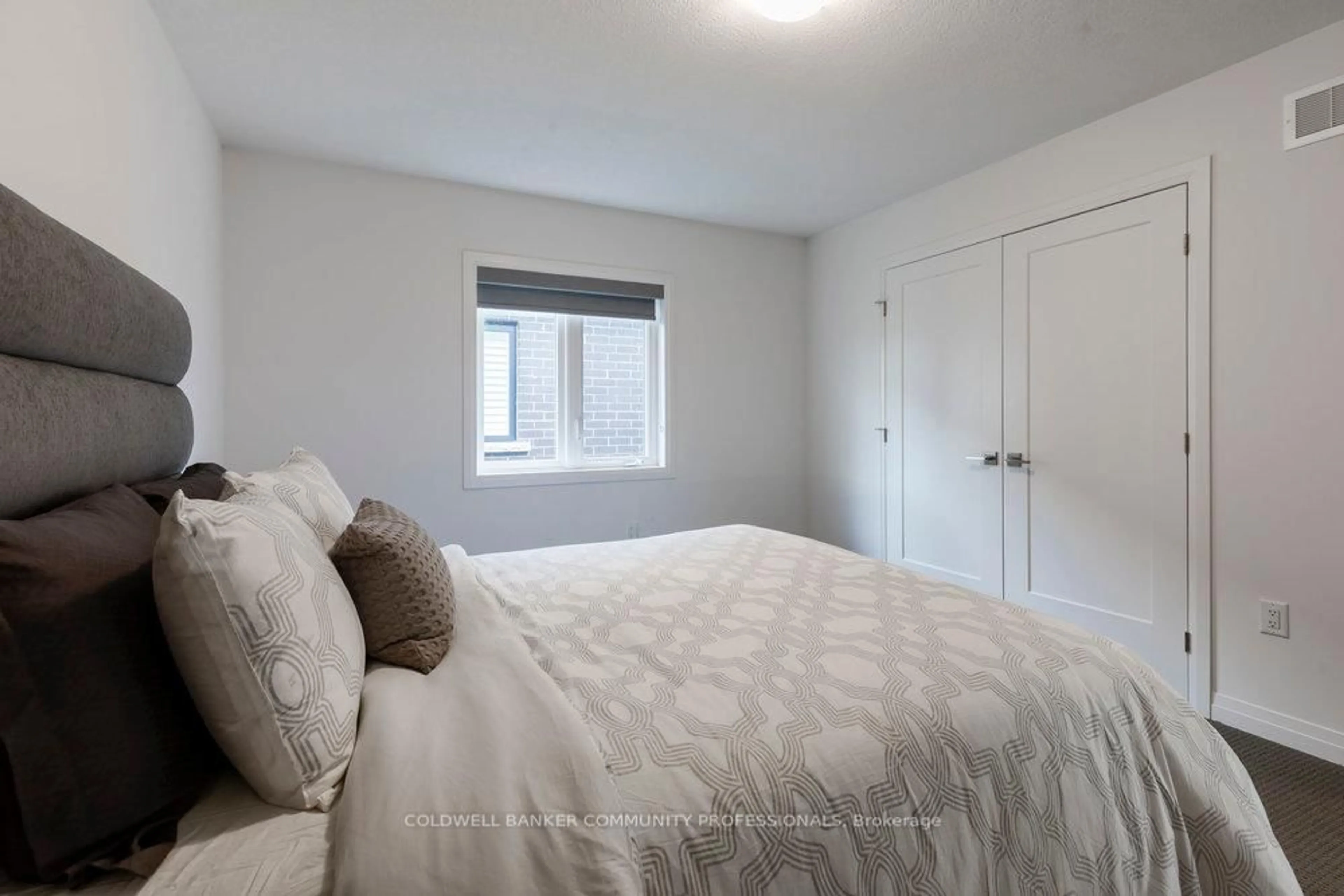 Bedroom with bed, unknown for 102 Greenwich Ave, Hamilton Ontario L8J 0L6