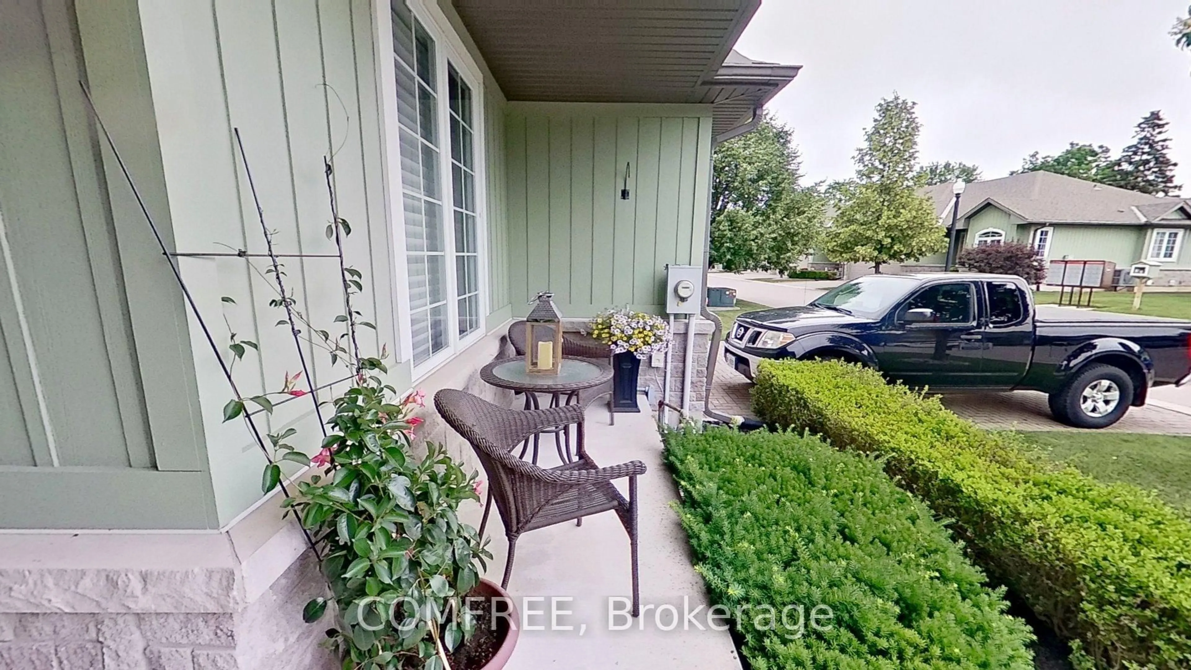 Patio, street for 23 Oakwood Links Lane #23, South Huron Ontario N0M 1T0