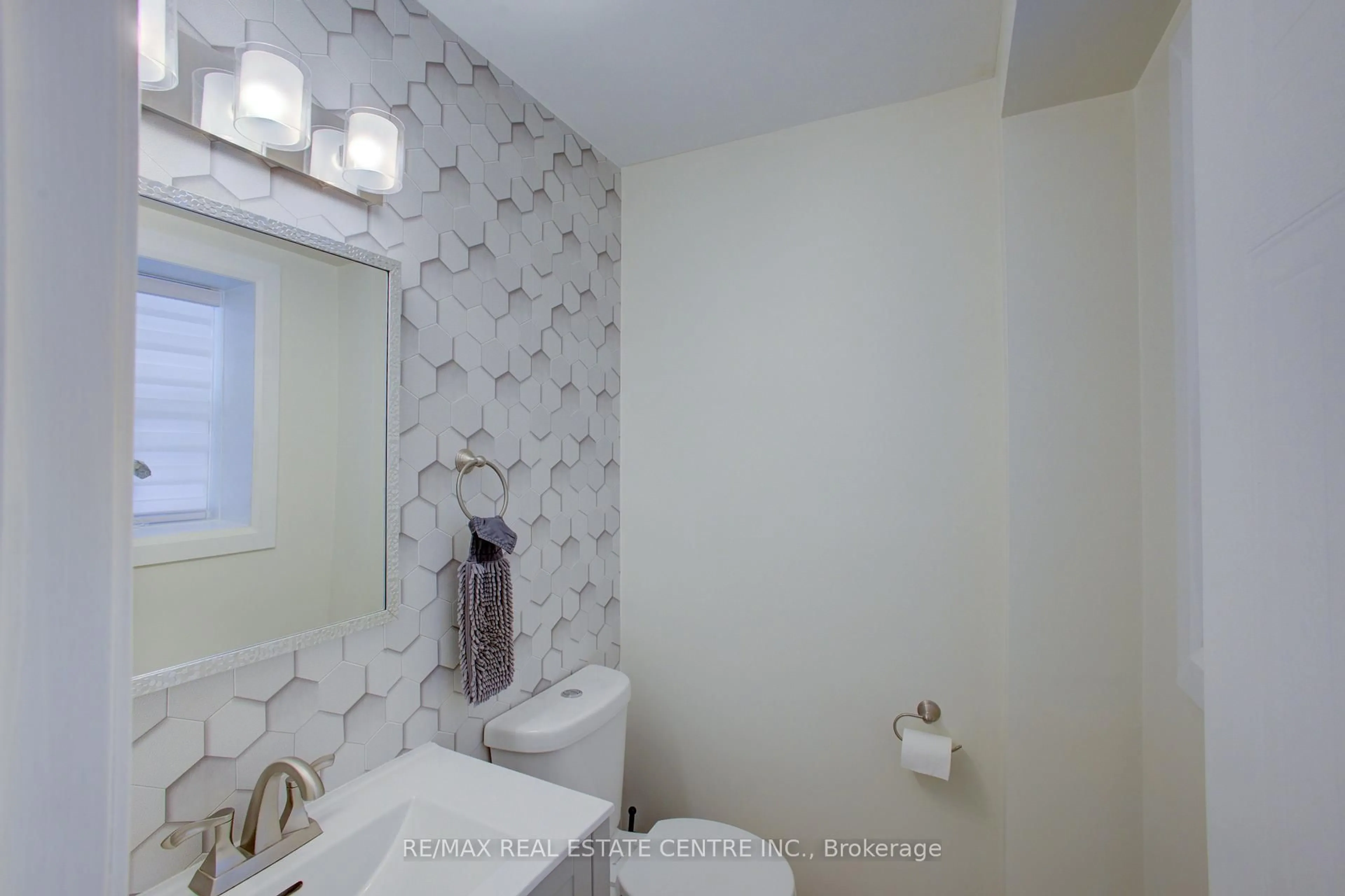 Standard bathroom, ceramic/tile floor for 28 Bartleman Cres, Cambridge Ontario N3C 4L5