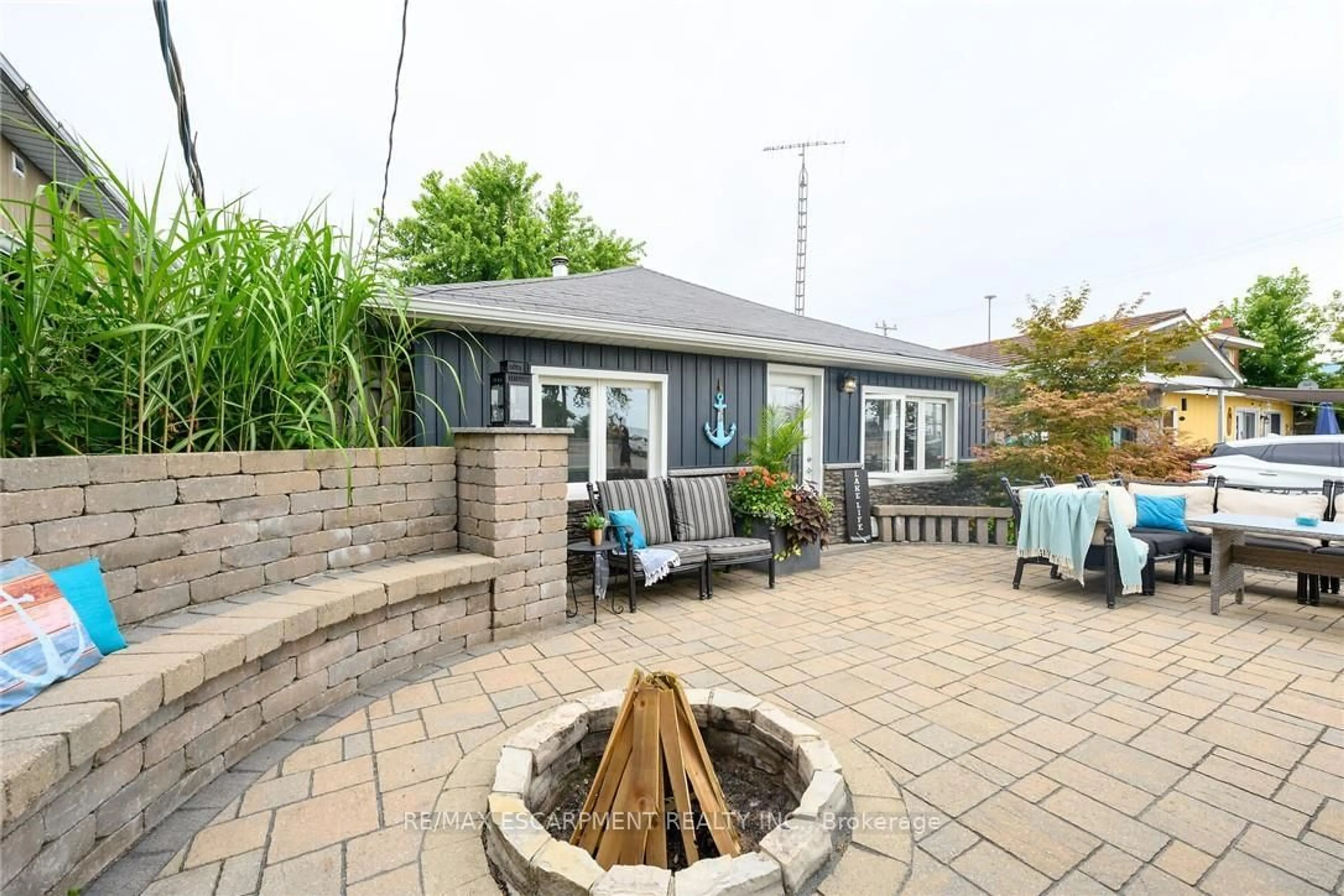 Patio, street for 99 Cedar Dr, Norfolk Ontario N0E 1T0