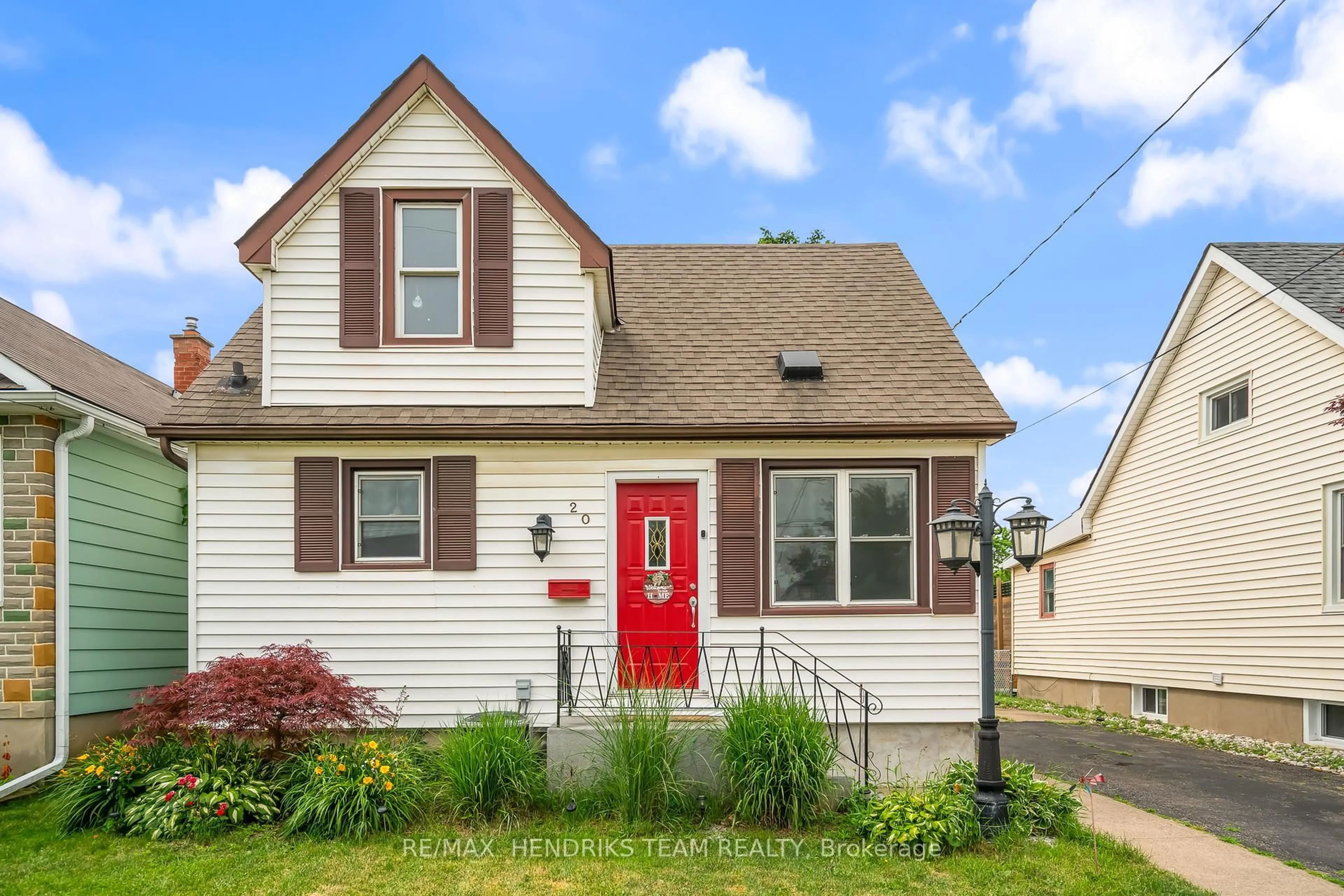 Home with vinyl exterior material, street for 20 Eastbourne Ave, St. Catharines Ontario L2M 5K4