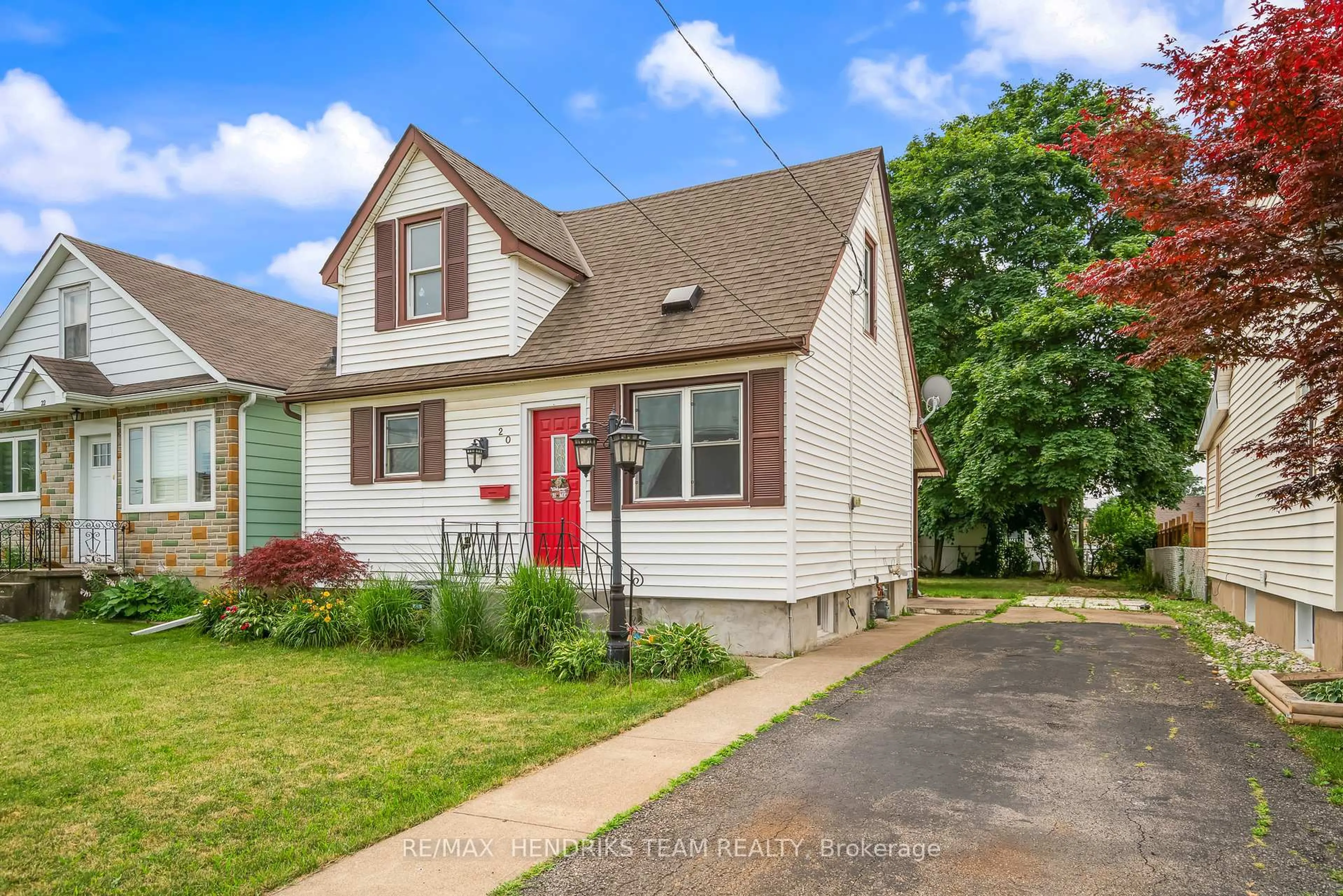 Home with vinyl exterior material, street for 20 Eastbourne Ave, St. Catharines Ontario L2M 5K4