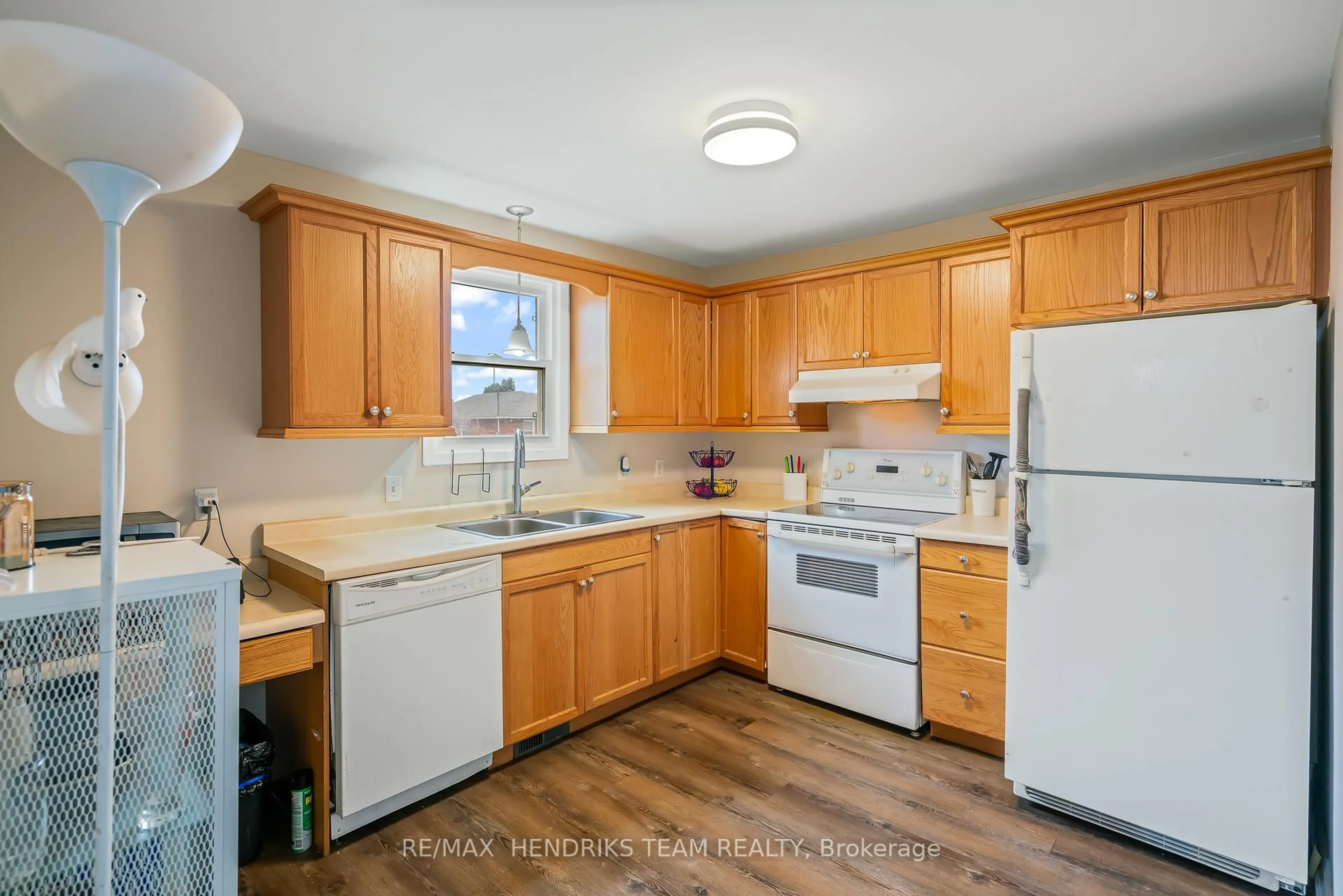 Standard kitchen, unknown for 20 Eastbourne Ave, St. Catharines Ontario L2M 5K4