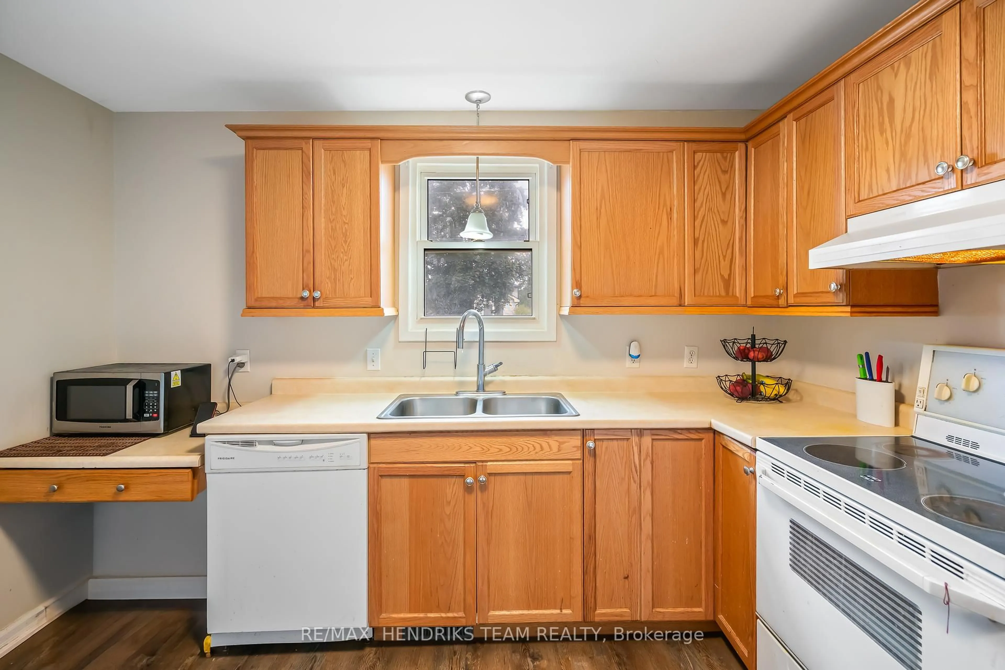 Standard kitchen, ceramic/tile floor for 20 Eastbourne Ave, St. Catharines Ontario L2M 5K4