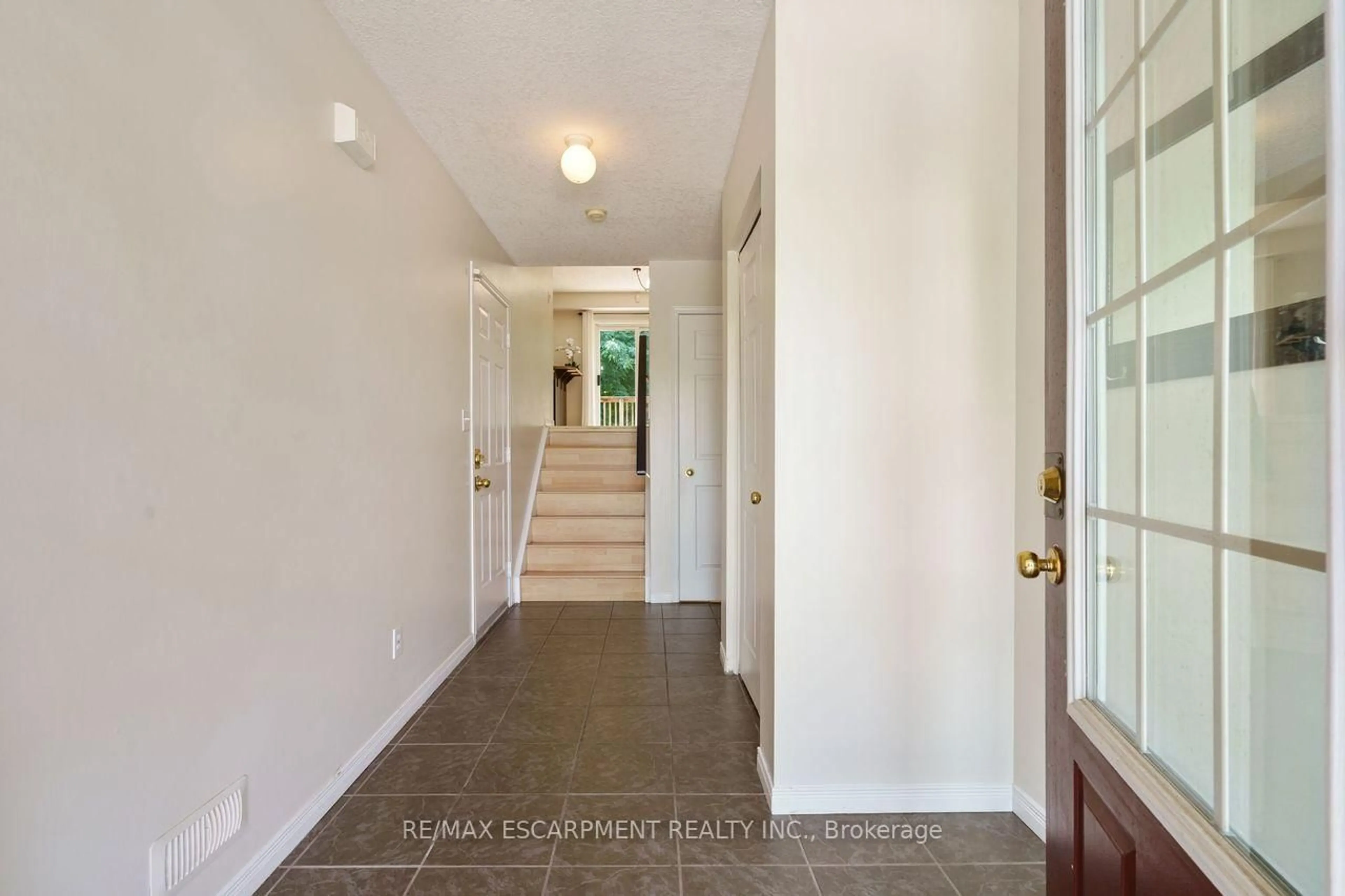 Indoor entryway for 175 David Bergey Dr #P87, Kitchener Ontario N2E 4H6